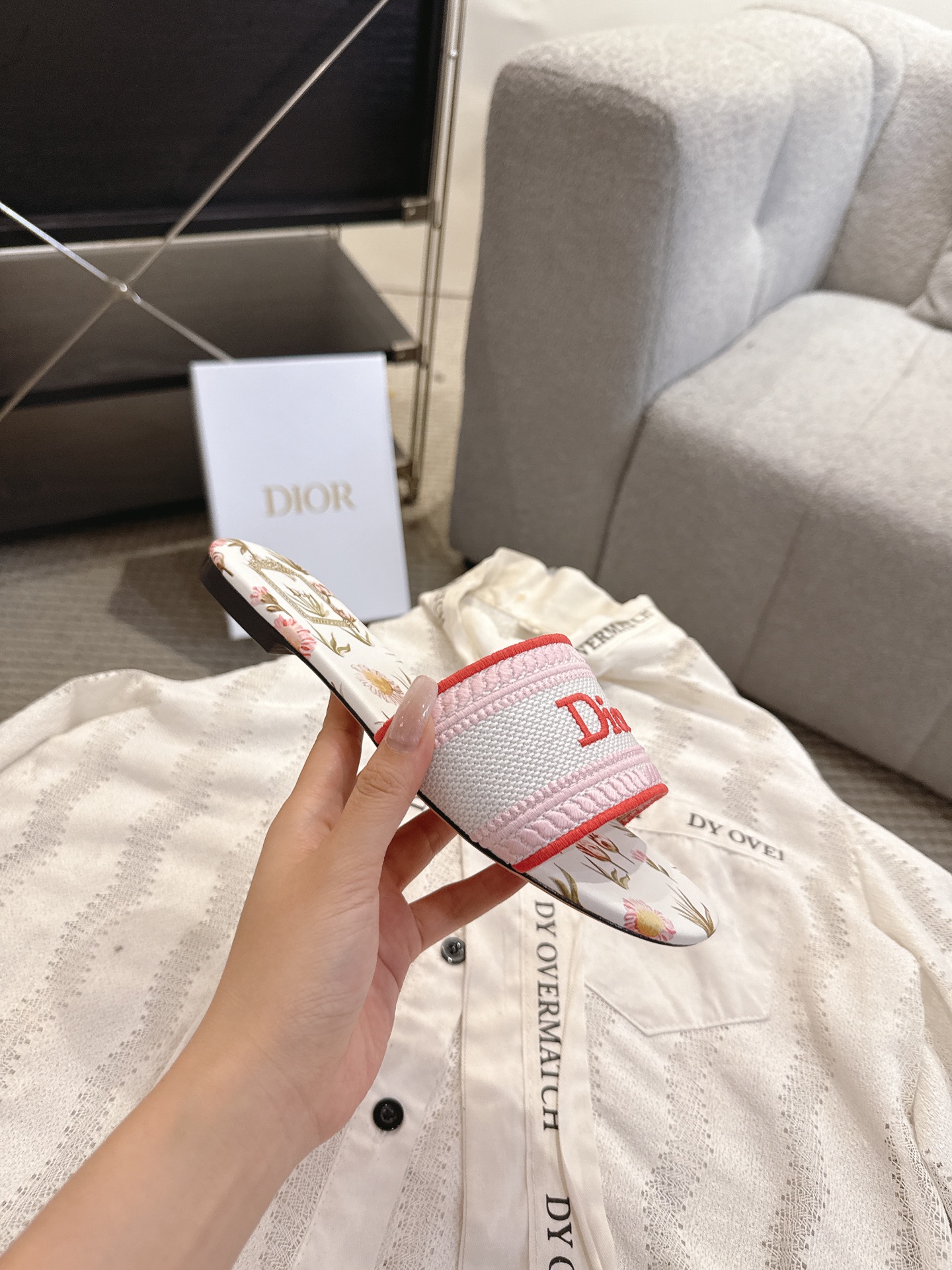디올(DIOR) 플라워 자수 로고 슬라이드 슬리퍼