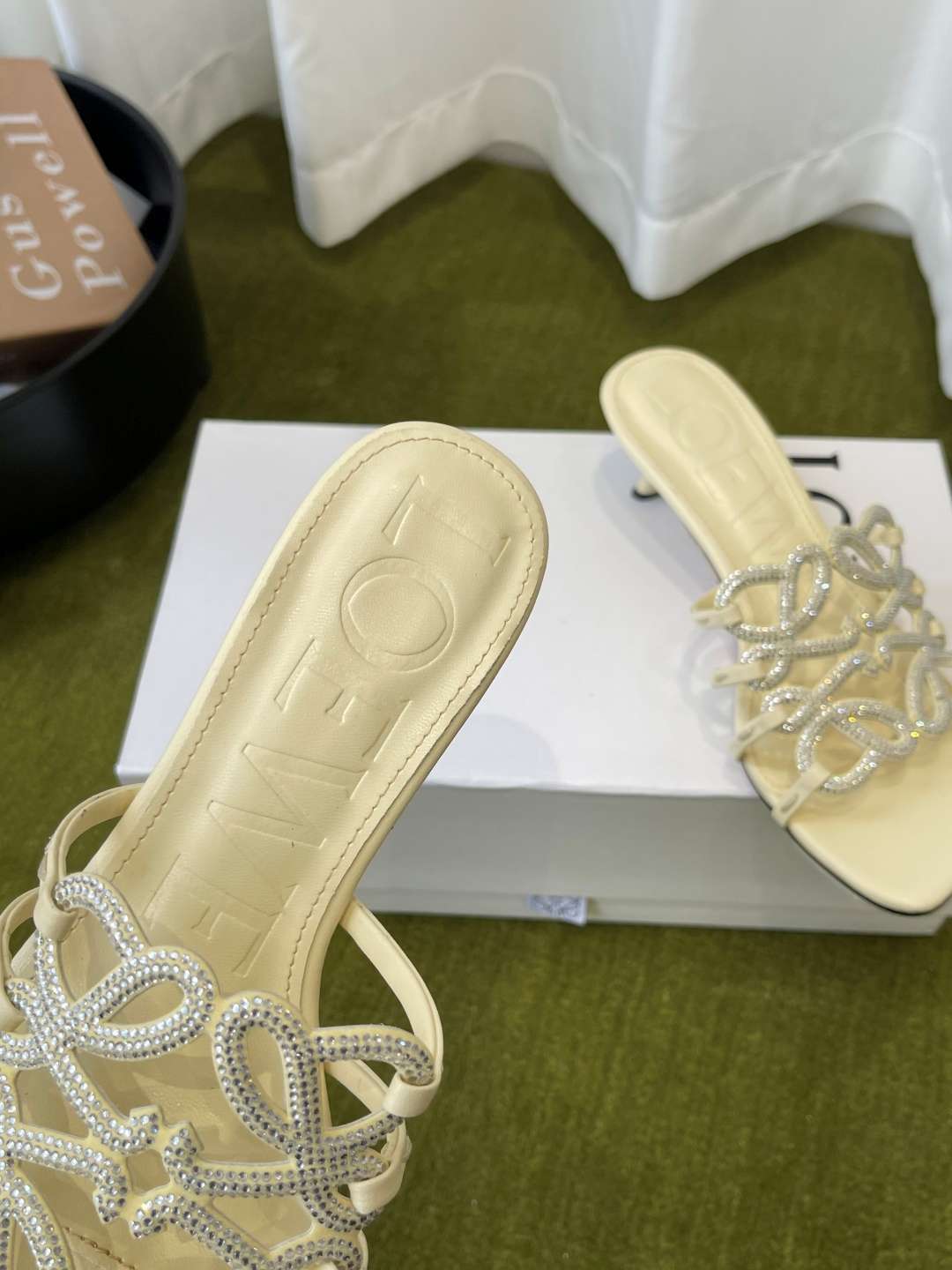 로에베(LOEWE) 아나그램 라인스톤 미들 힐 신발
