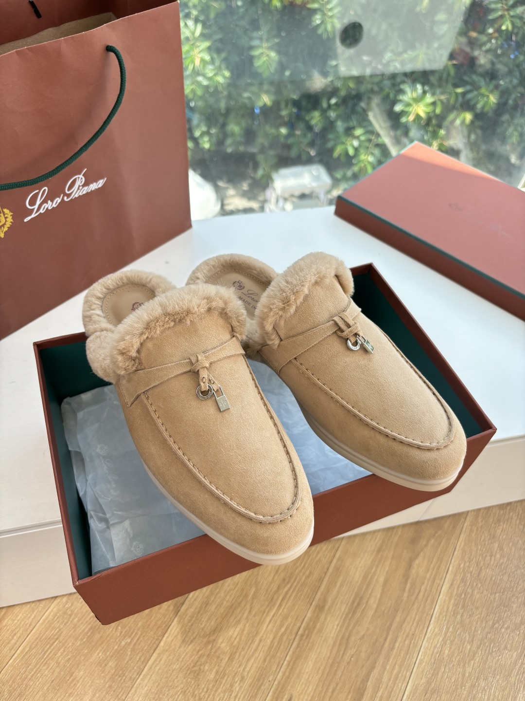 로로피아나(Loro Piana) 커플 퍼 트리밍 스웨이드 뮬 슬리퍼 신발