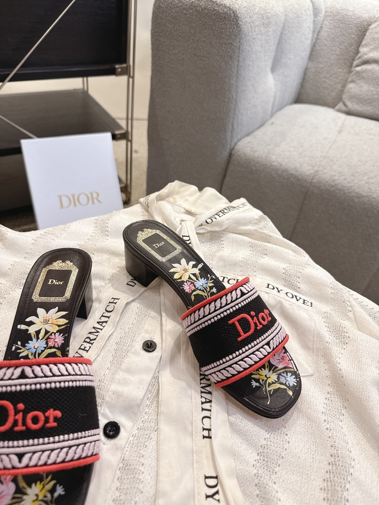 디올(DIOR) 플라워 자수 로고 슬라이드 슬리퍼