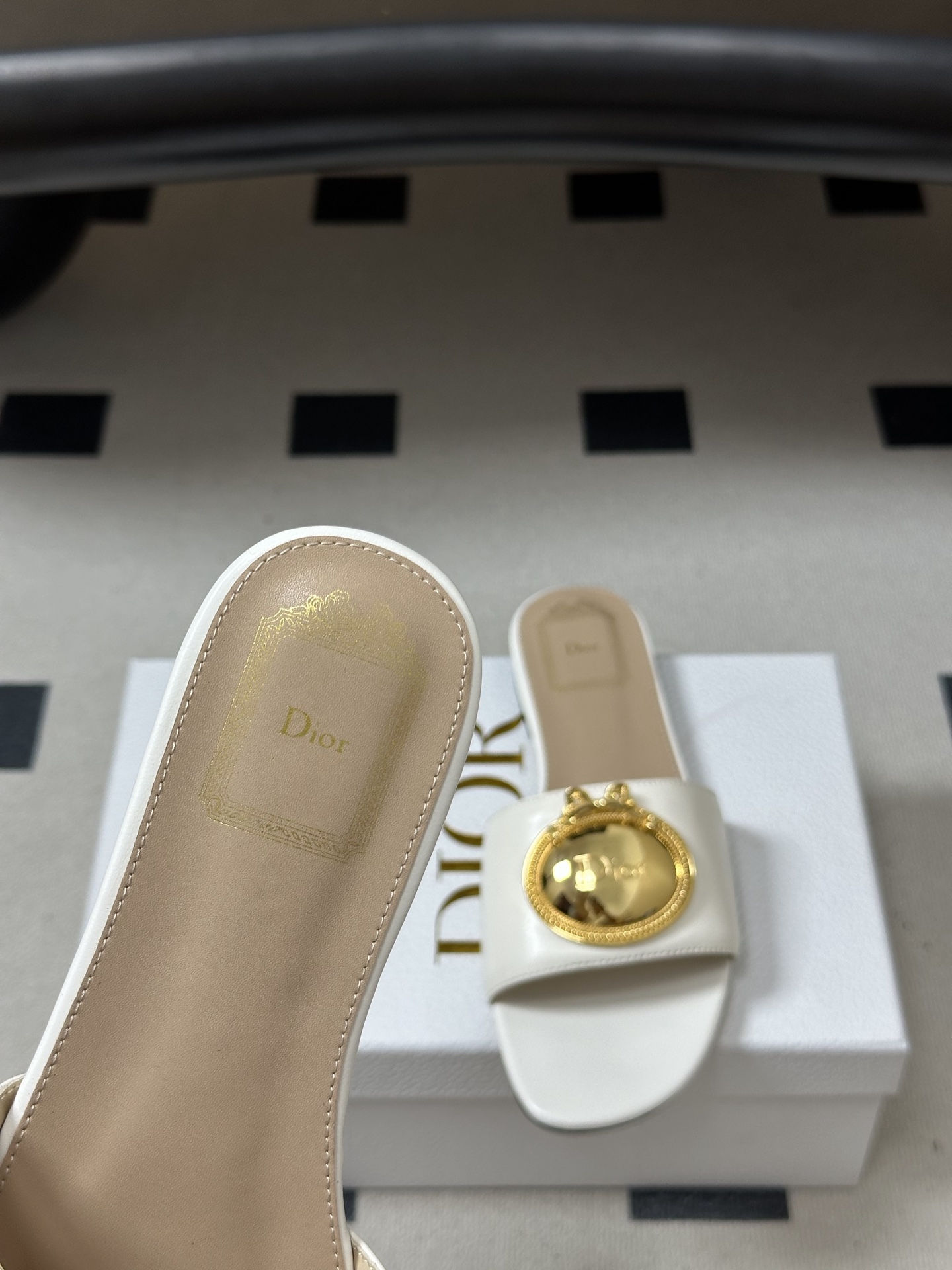 디올(DIOR) 메탈 버클 슬라이드 슬리퍼 신발