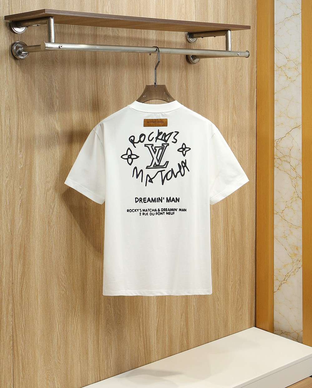 루이비통(LV) 핸드라이팅 모노그램 로고 반팔 티셔츠 상의 의류