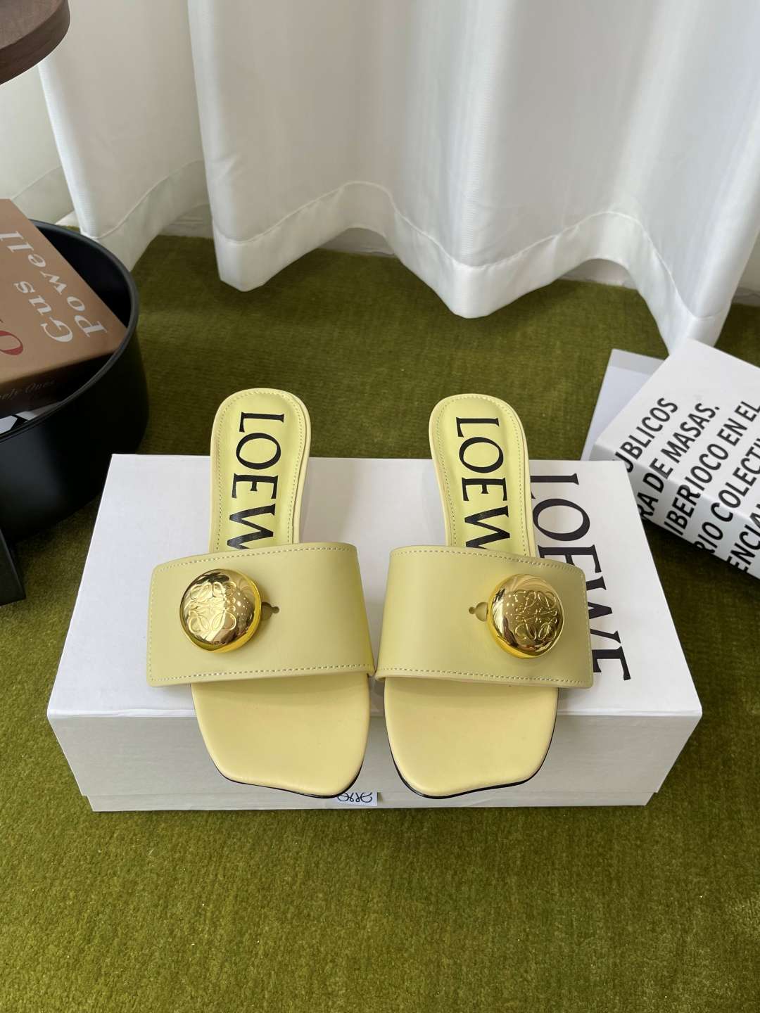 로에베(LOEWE) 메달 스퀘어토 키튼힐 뮬 샌들 신발