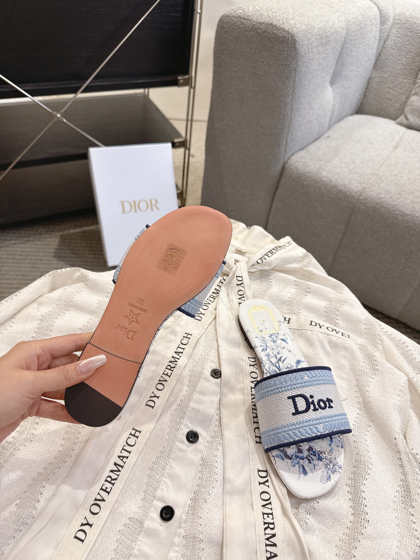 디올(DIOR) 플라워 자수 로고 슬라이드 슬리퍼