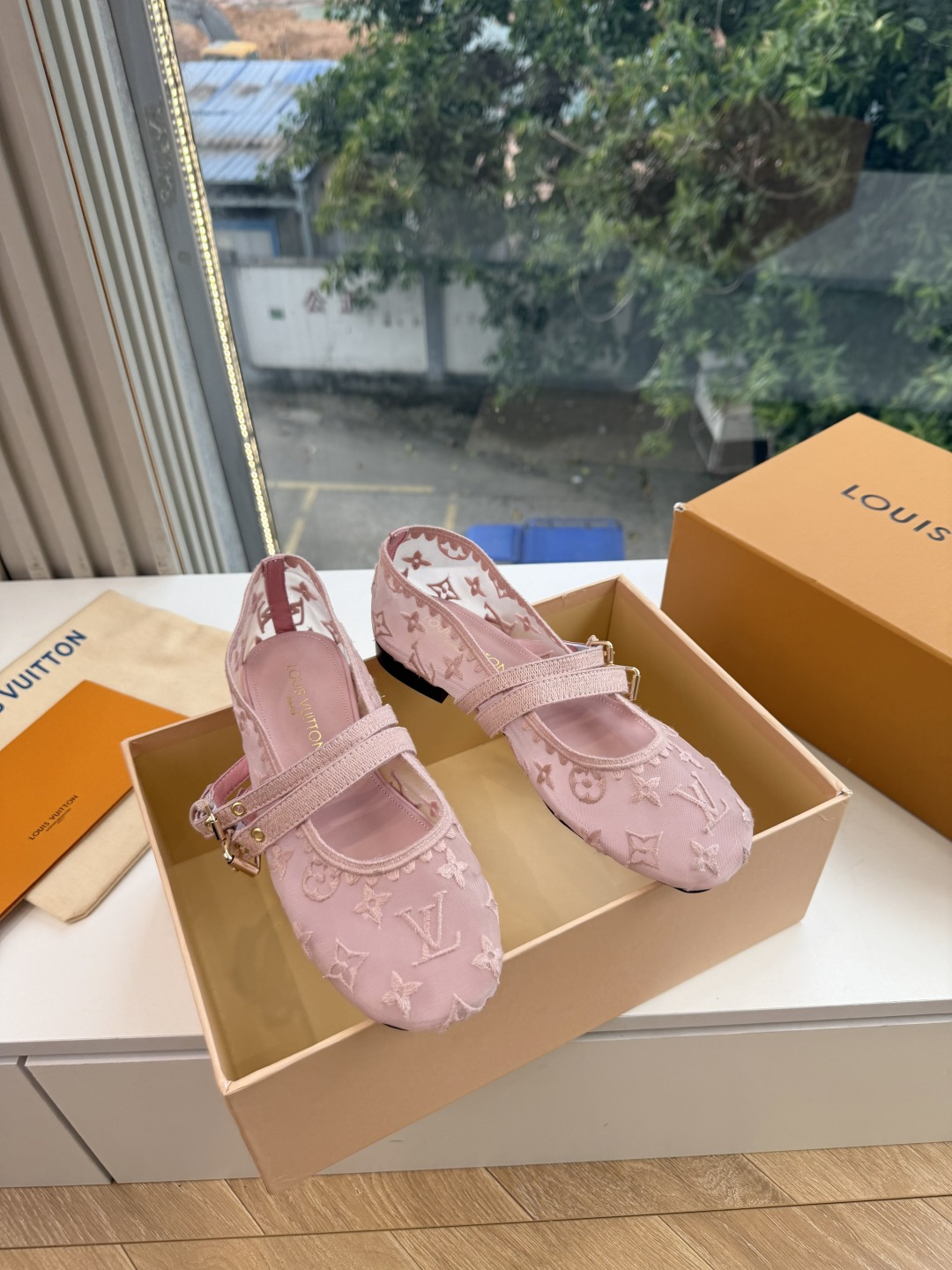 루이비통(LV) 무라카미 체리 메쉬 샌들 신발