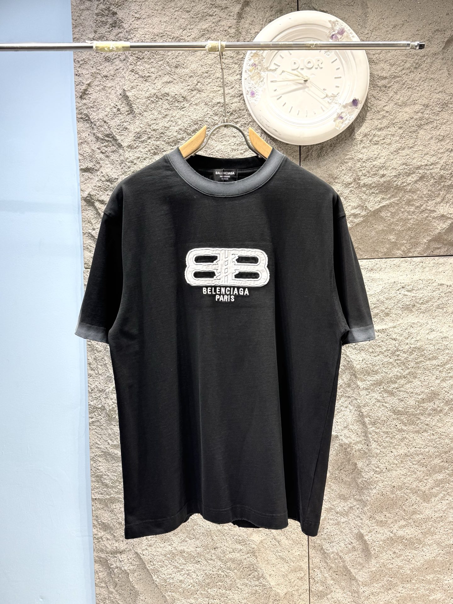 발렌시아가(BALENCIAGA) 로고 자수 워싱 반팔 티셔츠 상의 의류