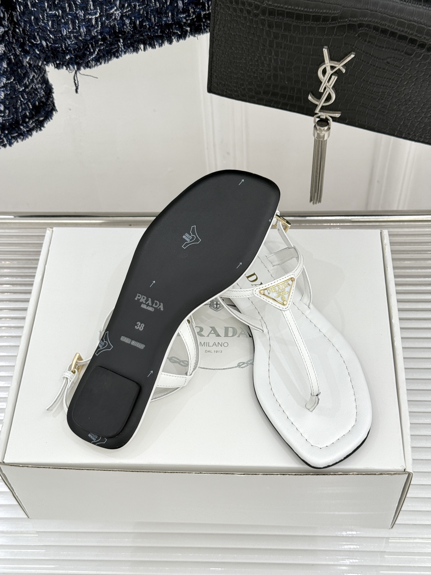 프라다(PRADA) 삼각 로고 플립플랍 샌들 신발