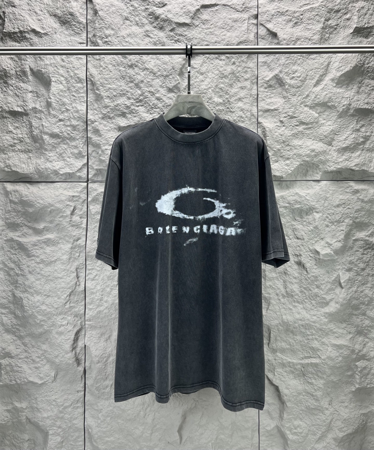발렌시아가(BALENCIAGA) 스모크 워싱 반팔 티셔츠 의류