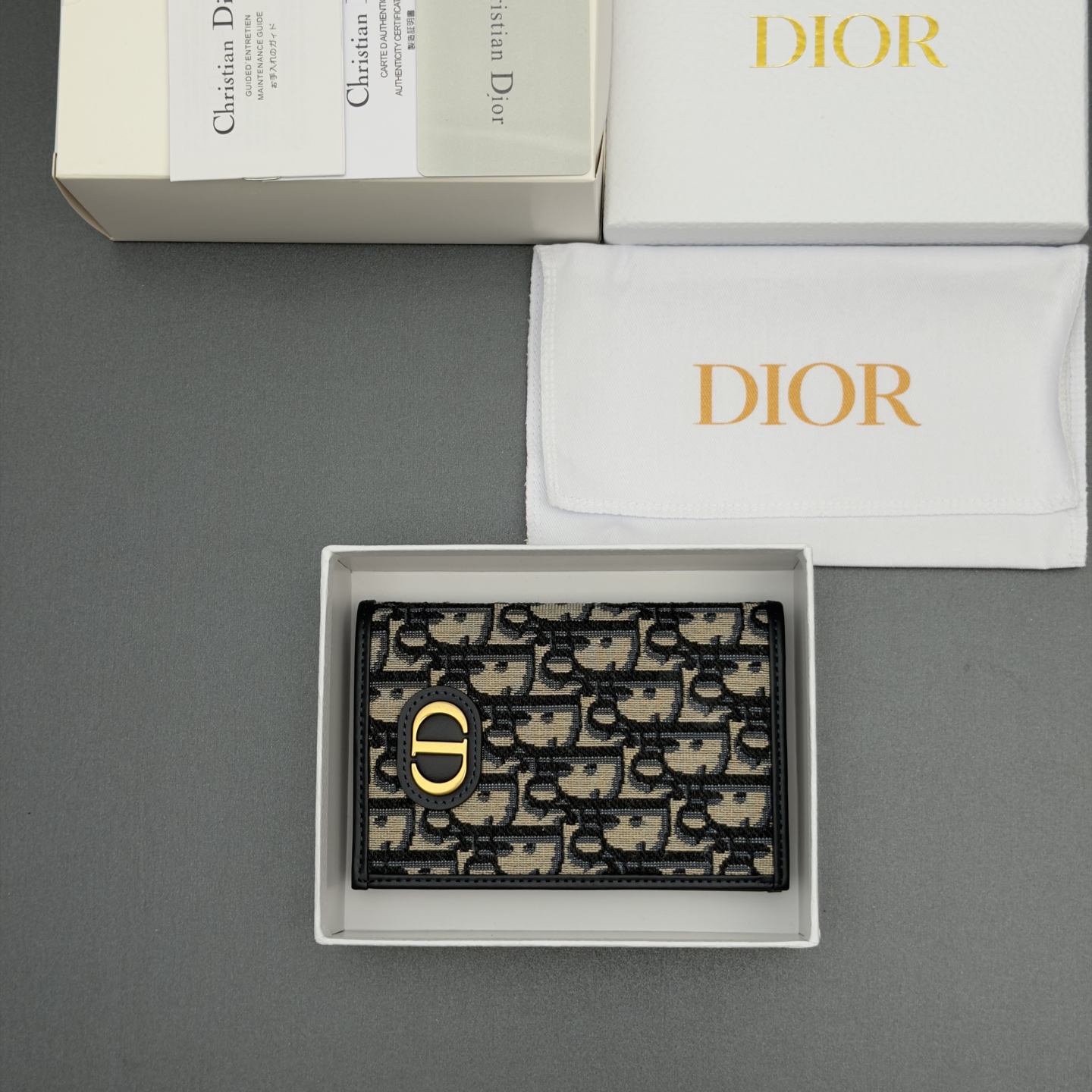 [Dior] 디올 30 Montaigne 몽테인 블루 오블리크 패스포트 홀더 지갑