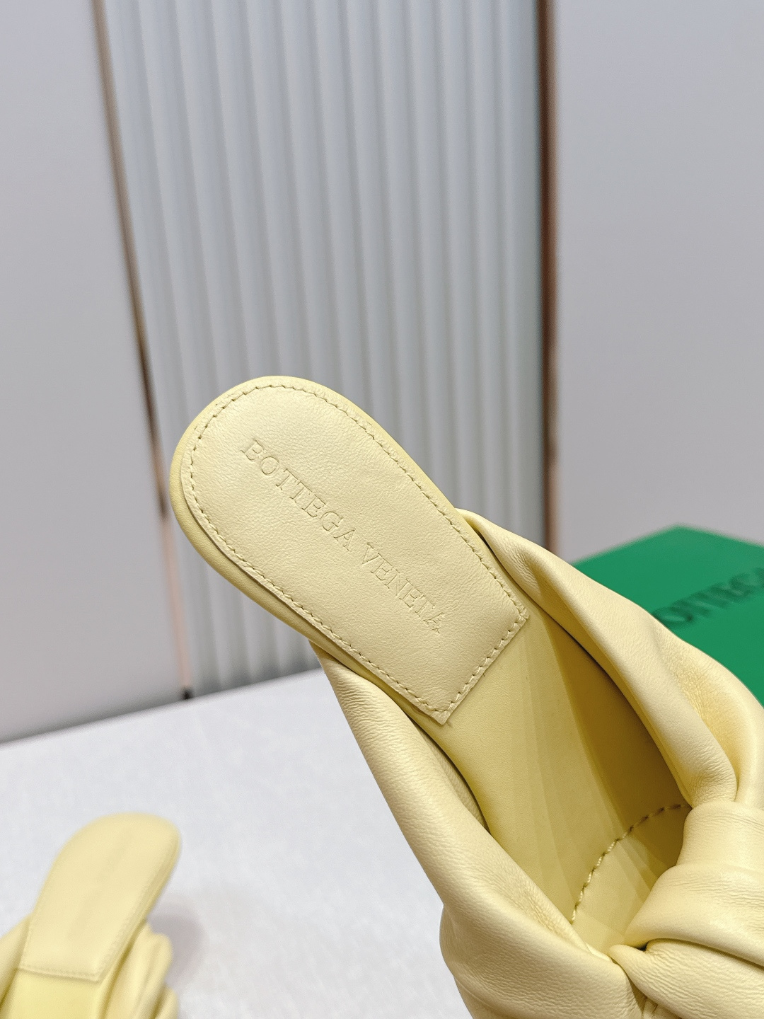 보테가 베네타(BOTTEGA VENETA) 체리 트위스트 뮬 힐 신발
