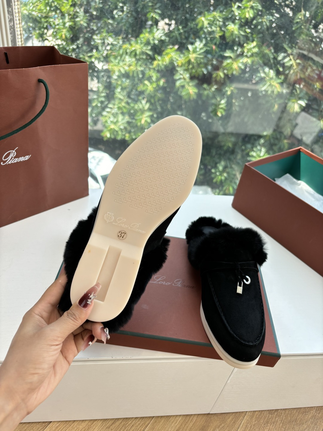 로로피아나(Loro Piana) 커플 퍼 트리밍 스웨이드 뮬 슬리퍼 신발