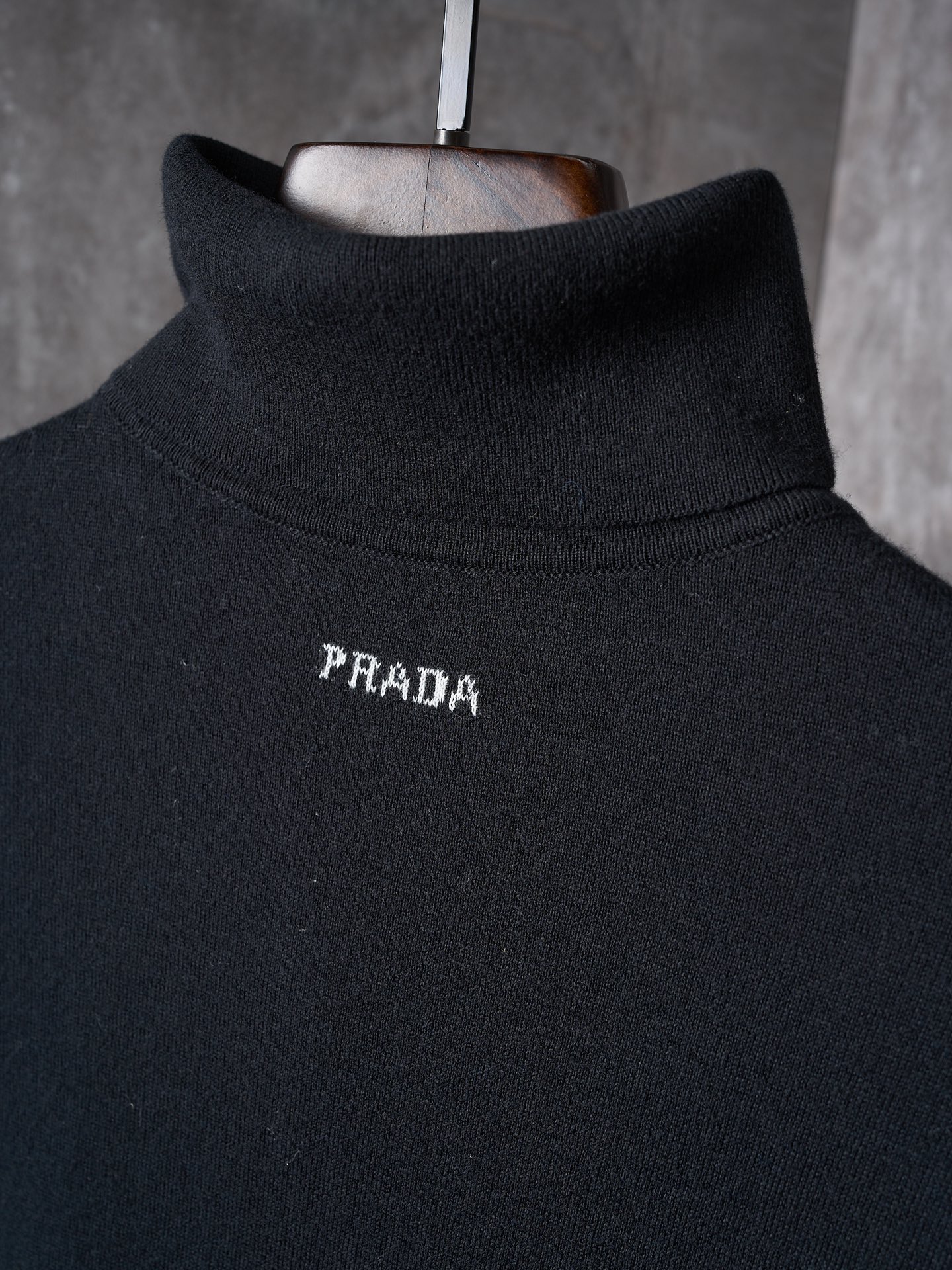 프라다(PRADA) 로고 자카드 터틀넥 울 니트 상의 의류