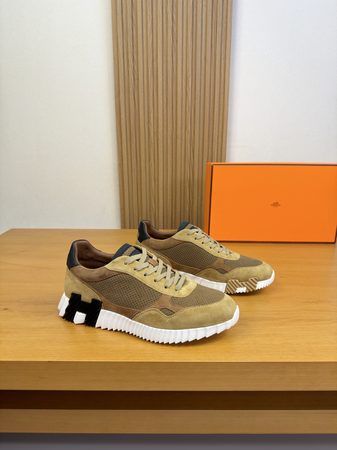 [Hermes] 에르메스 타공 나파 레더 스니커즈 신발