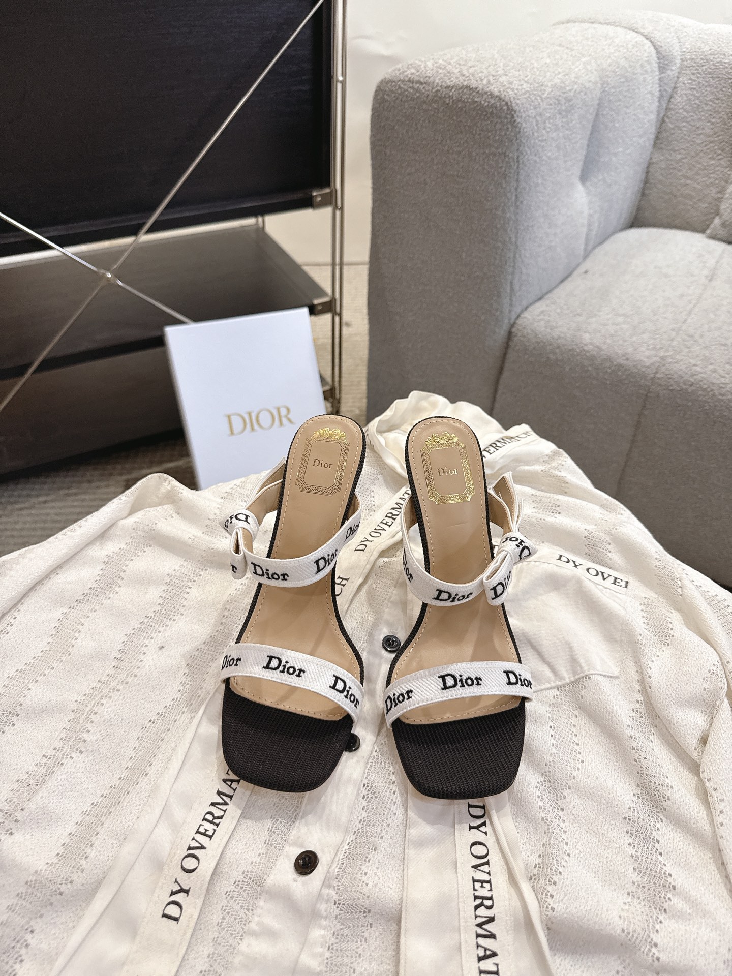 디올(DIOR) 자디올 로고 리본 스퀘어토 하이힐 샌들 신발