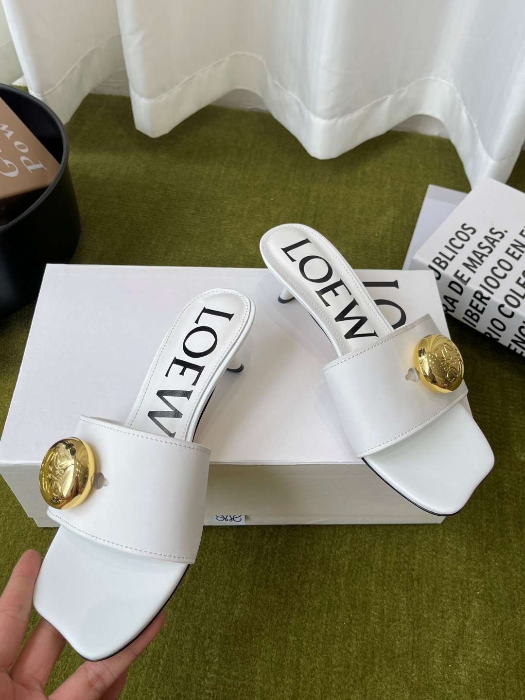 로에베(LOEWE) 메달 스퀘어토 키튼힐 뮬 샌들 신발