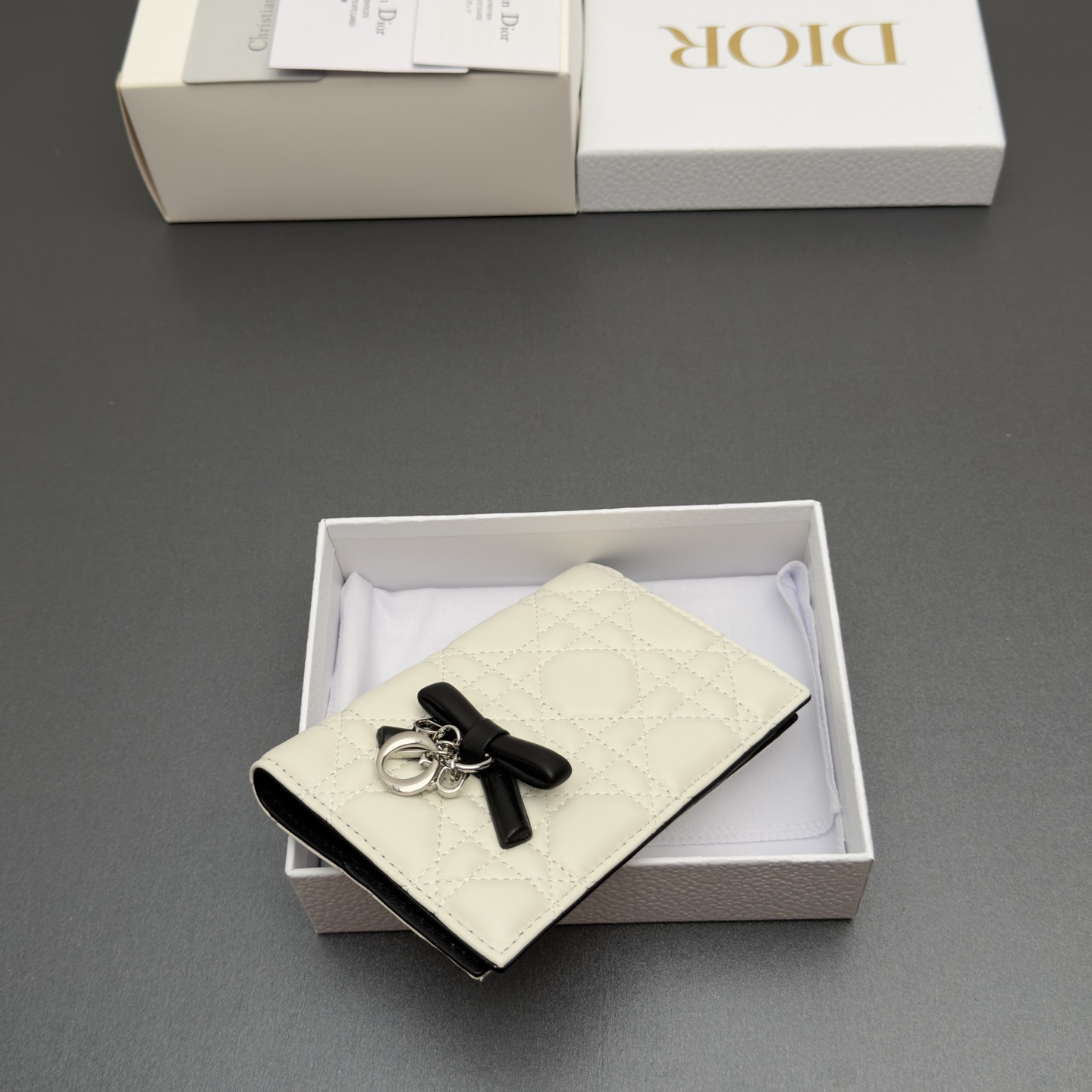 [Dior] 디올 Lady 레이디 까나쥬 램스킨 패스포트 홀더 지갑 / S2626