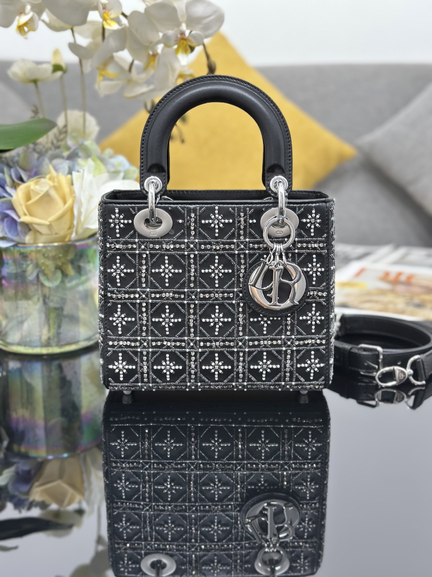 Dior 디올 레이디 디올(Lady Dior) 스몰 4구 핸드백 (블랙 비즈 자수) 가방