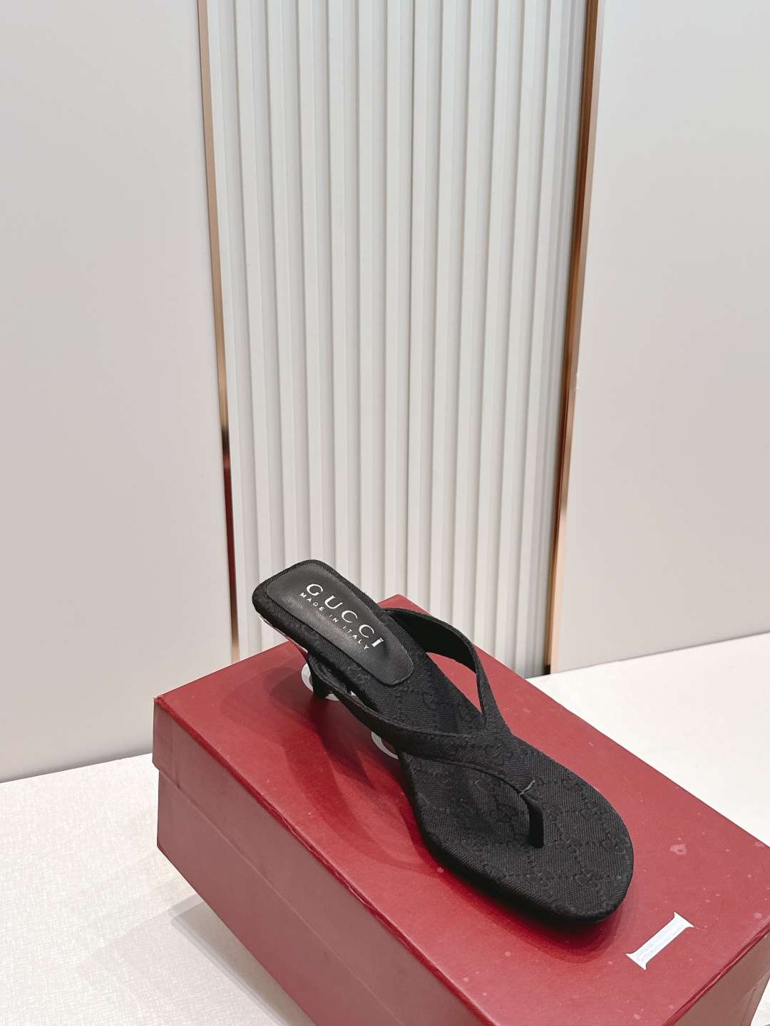 구찌(GUCCI) 모노그램 토포스트 미들힐 신발