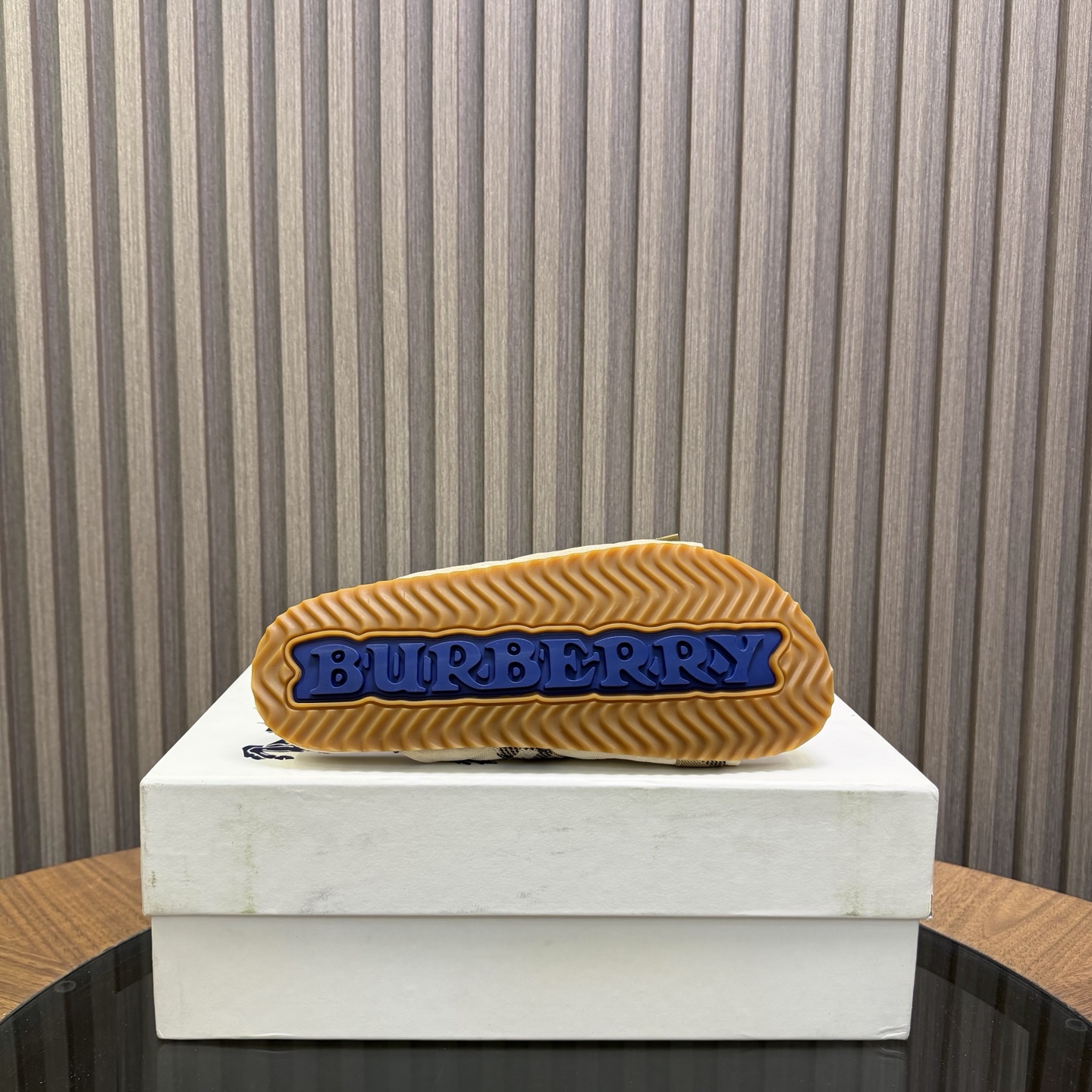 [Burberry] 버버리 맨즈 체크 엠보스드 레더 뮬 슬라이드 슬리퍼 샌들 신발