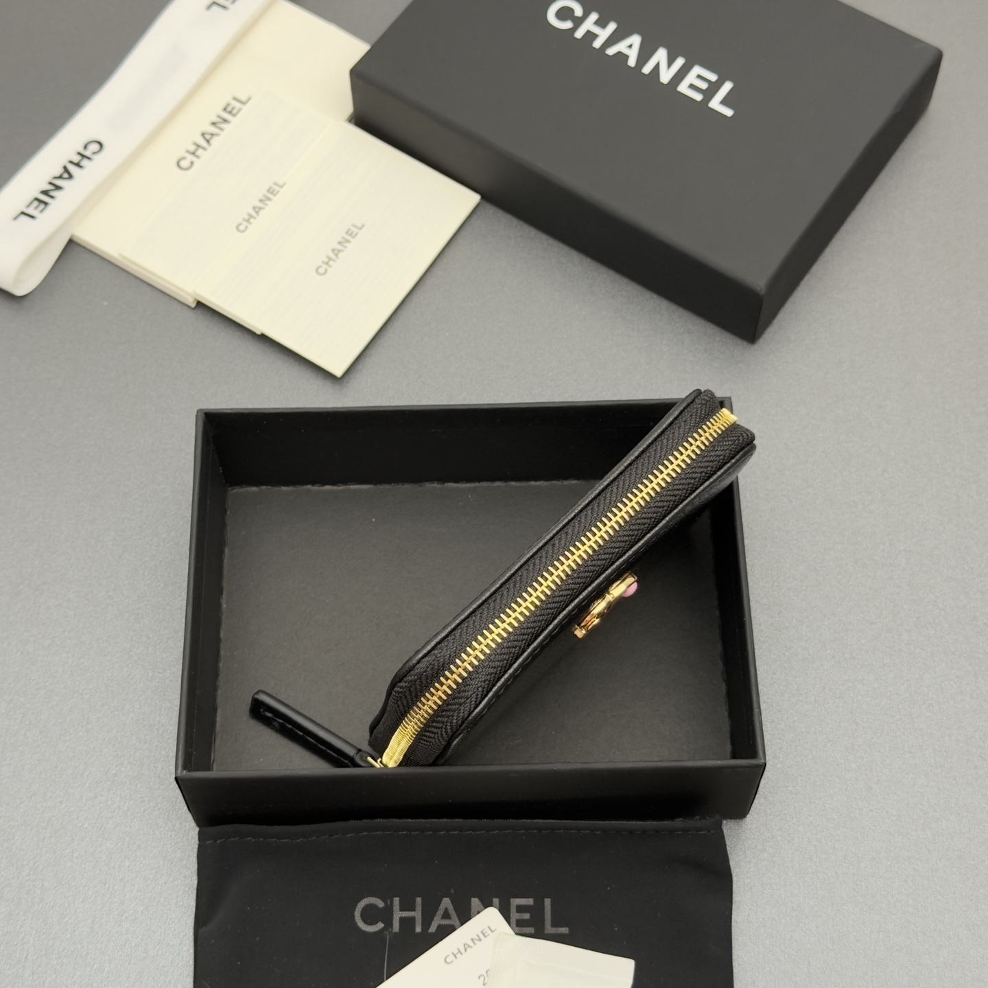 [Chanel] 샤넬 메탈 로고 지퍼 카드 지갑