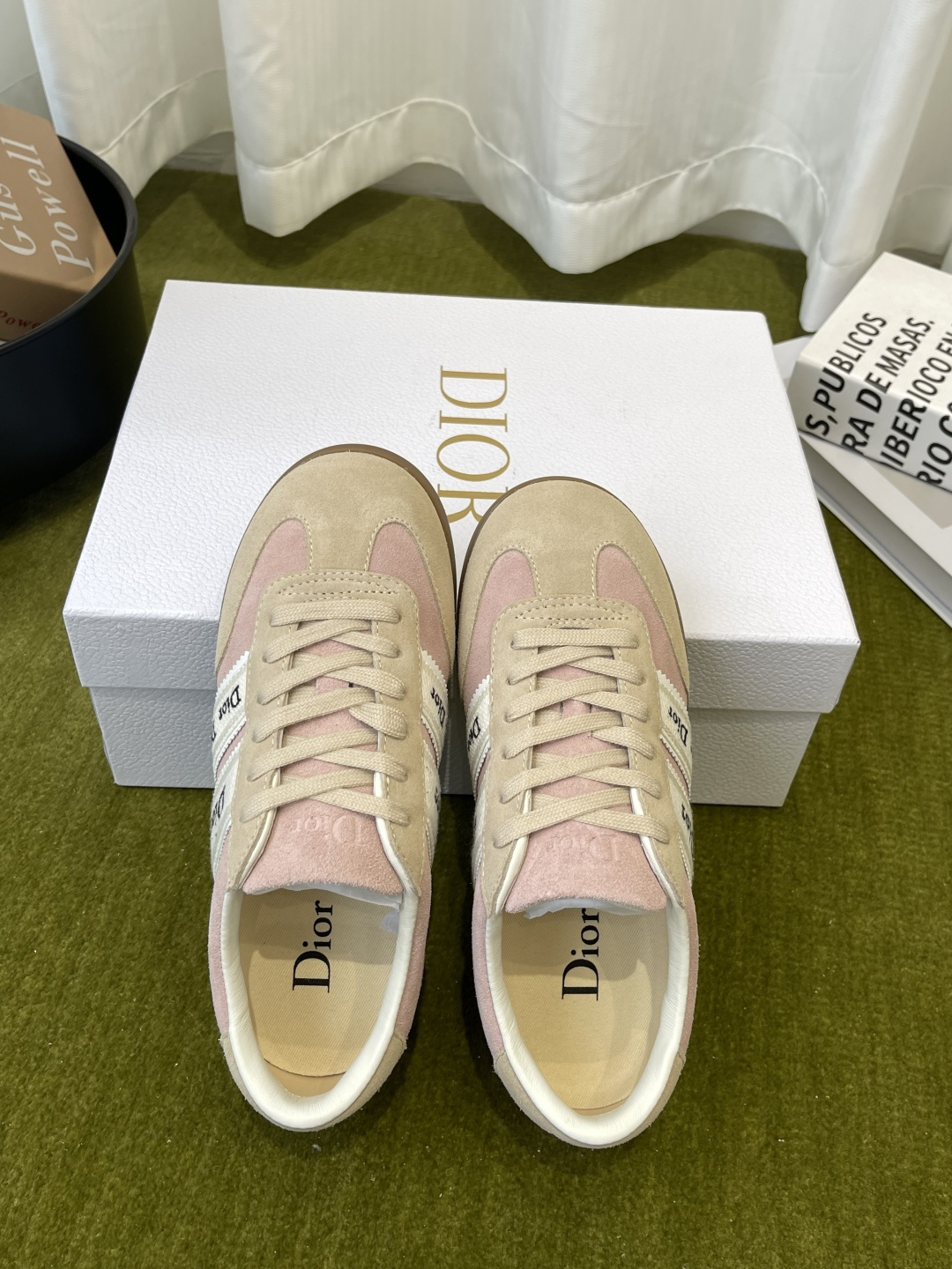 디올(DIOR) 리본 레터링 스웨이드 독일군 스니커즈 신발
