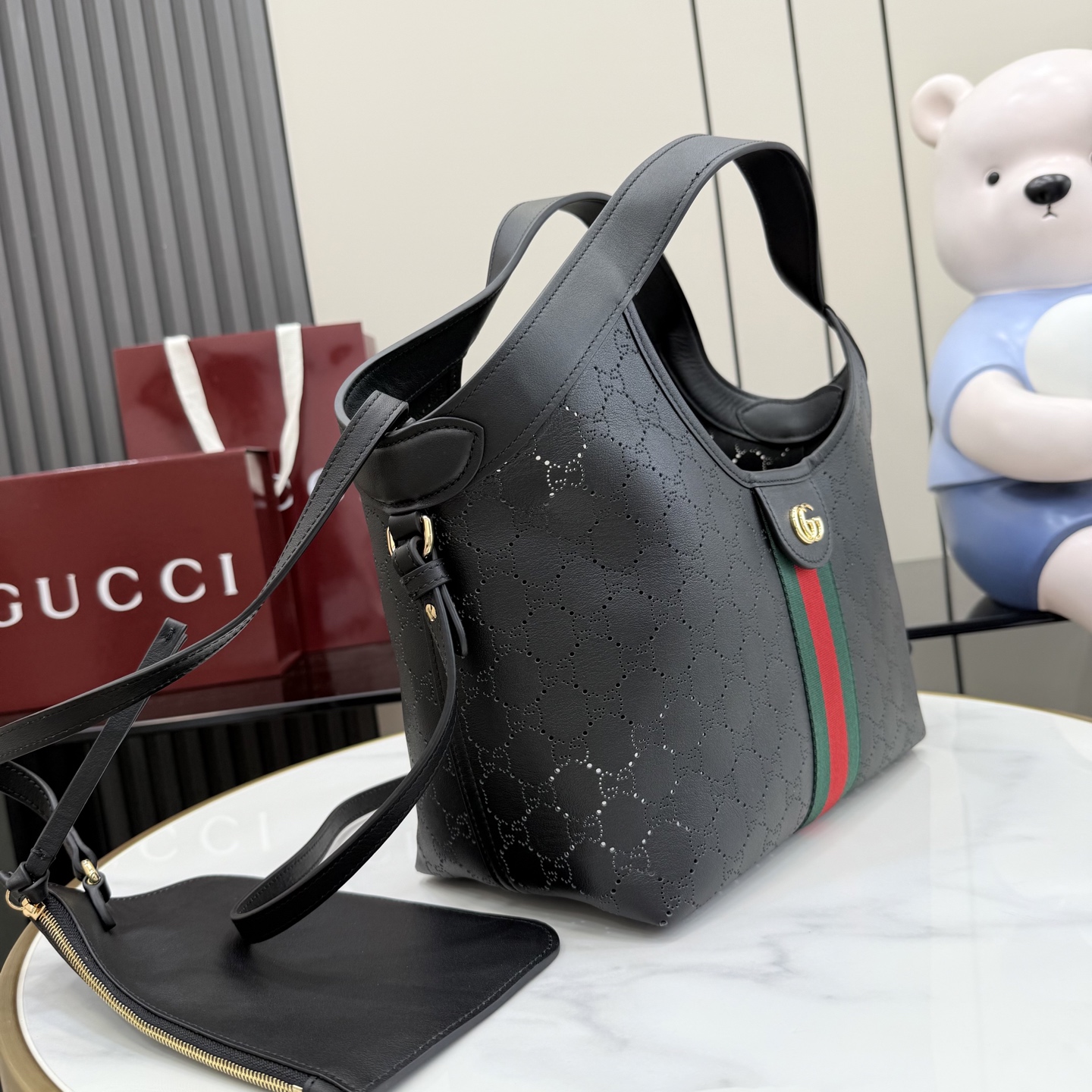 GUCCI 구찌 Generation 제너레이션 GG 질리오(Giglio) 펀칭 레더 토트백 - 블랙 가방
