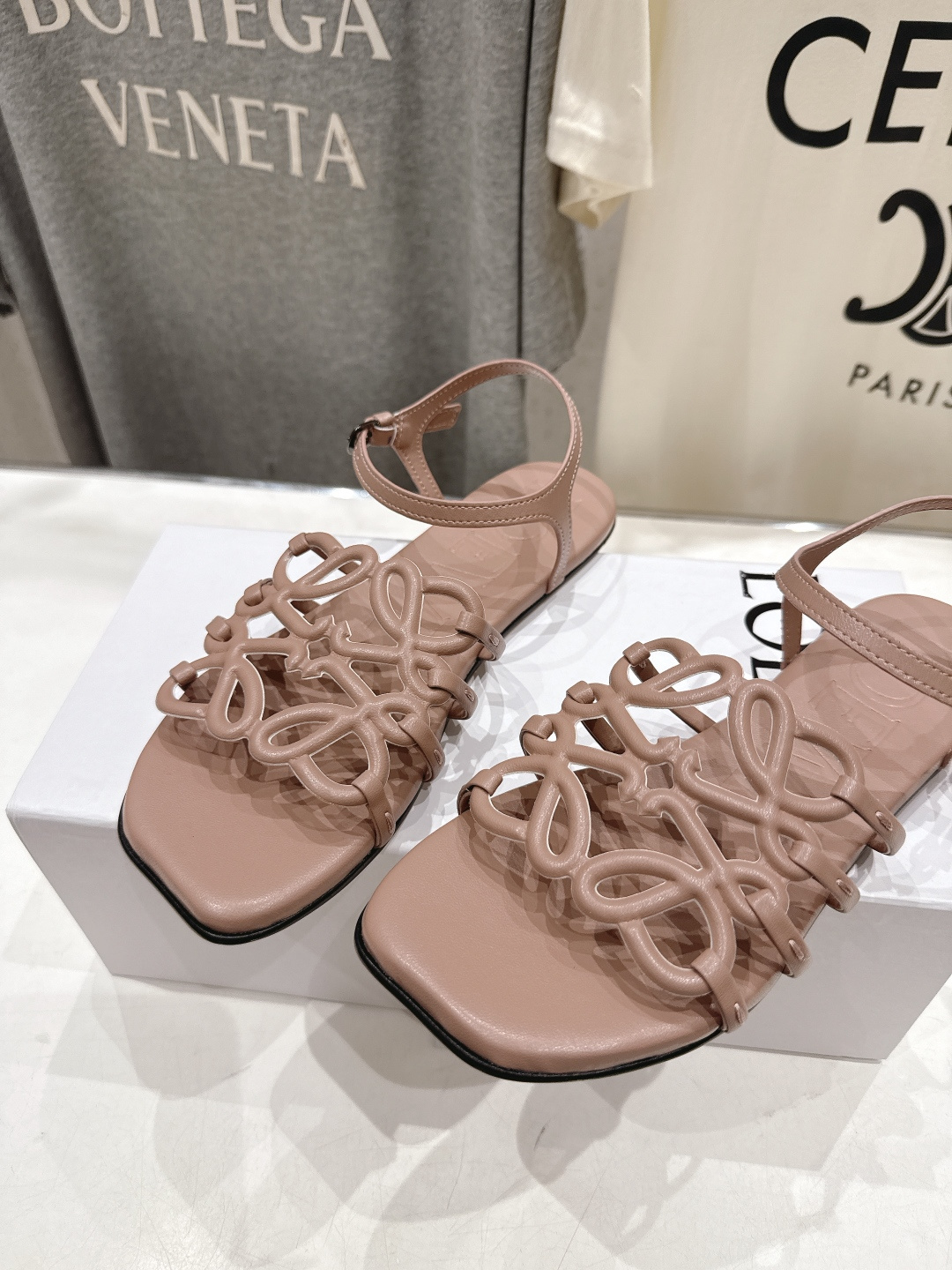 로에베(LOEWE) 아나그램 스트랩 플랫 샌들 신발