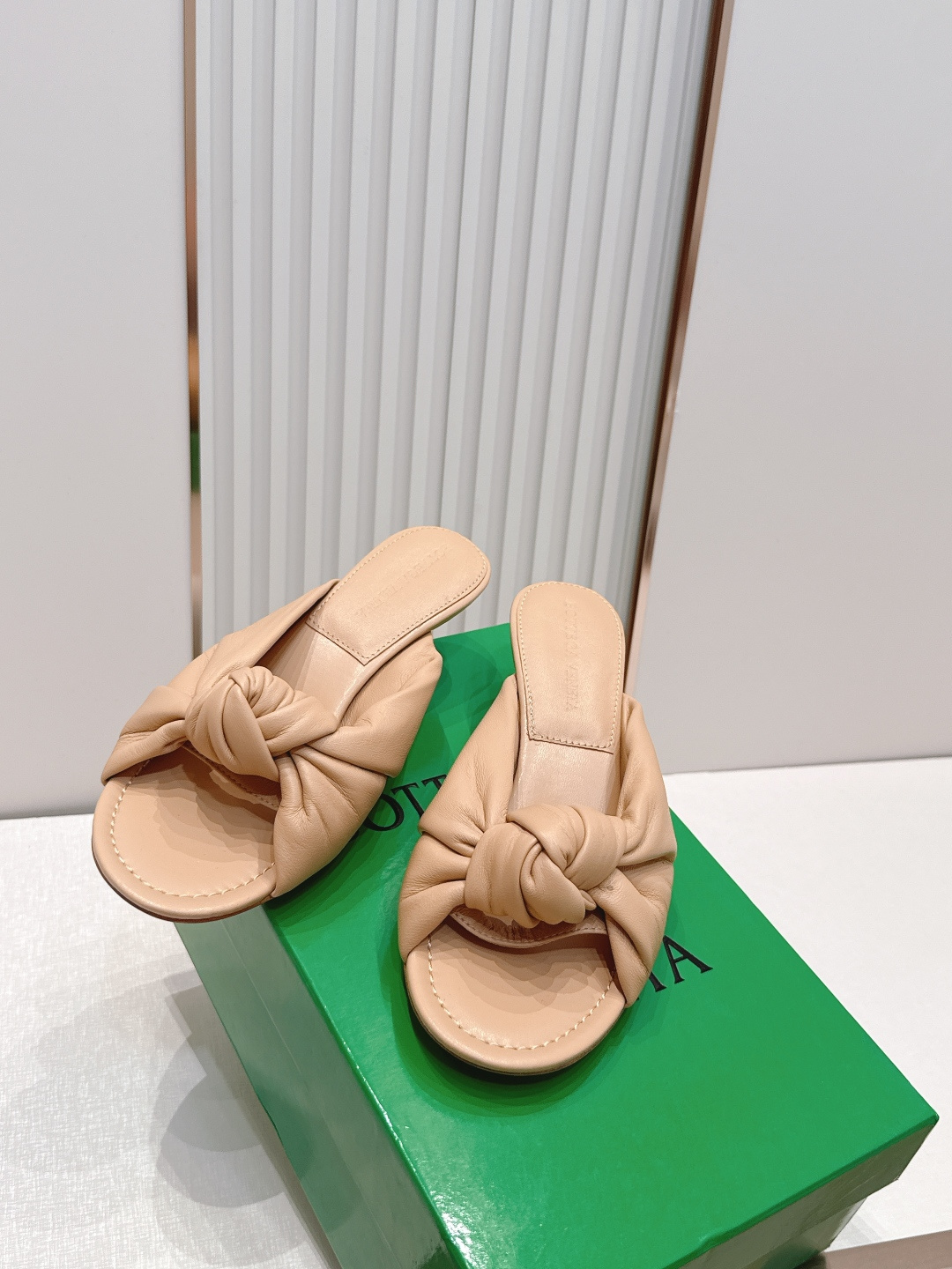 보테가 베네타(BOTTEGA VENETA) 체리 트위스트 뮬 힐 신발