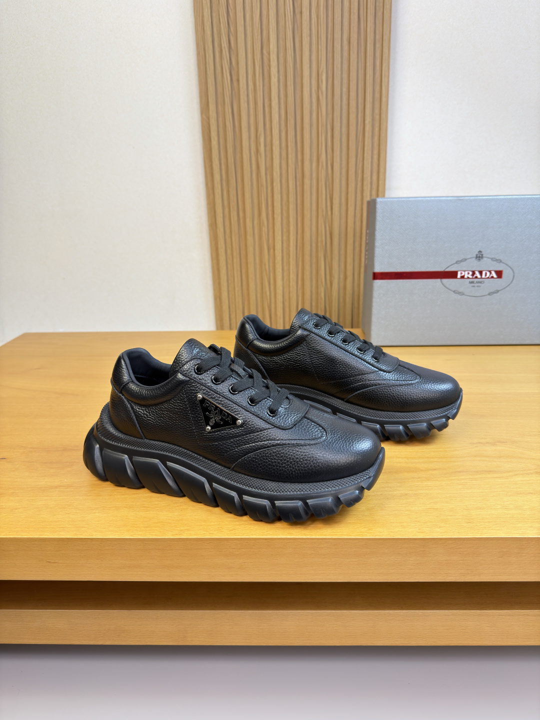 PRADA 프라다 리치 소가죽 로고 스니커즈 신발