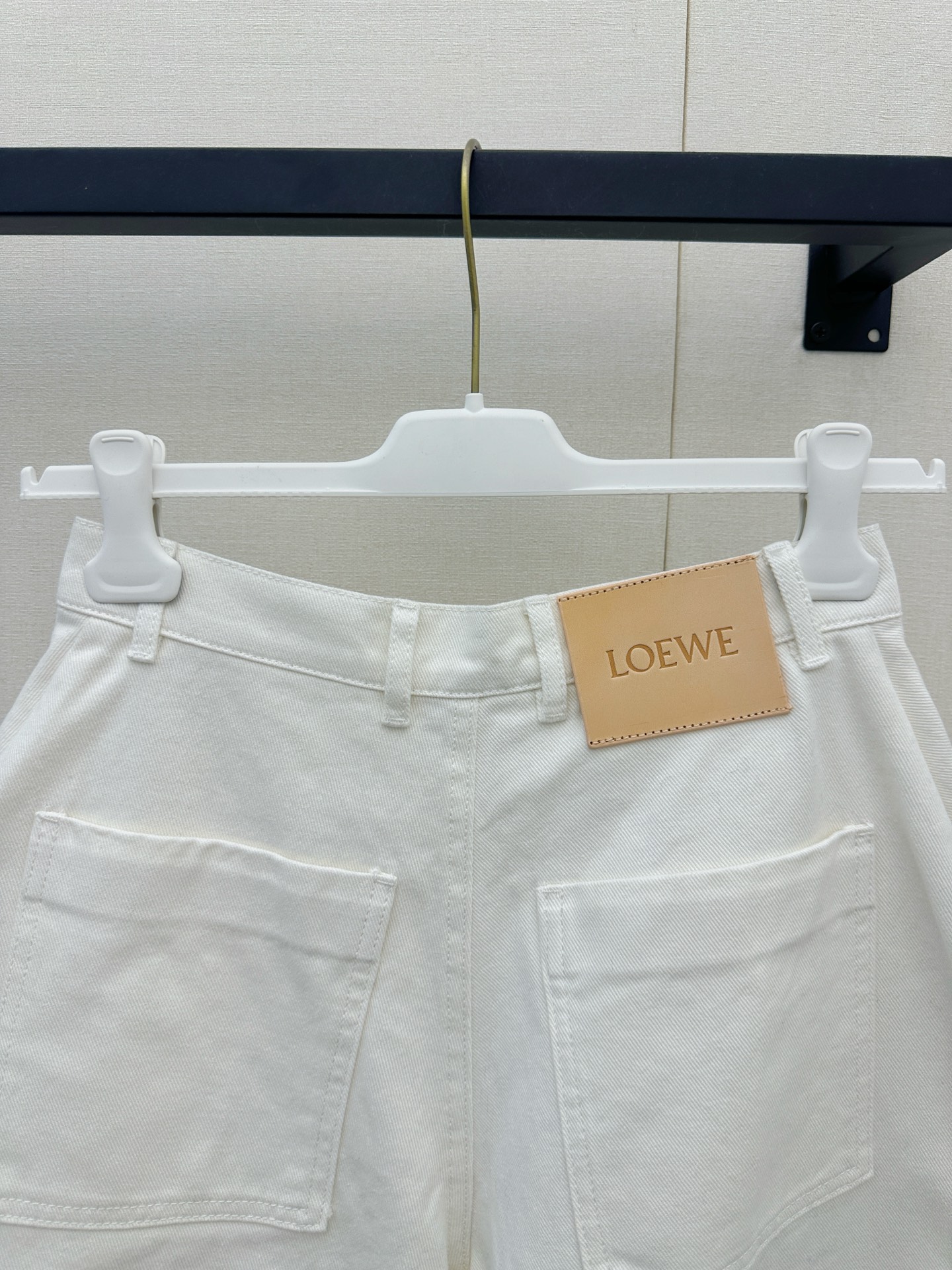로에베(LOEWE) 비대칭 절개 화이트 쇼츠 하의 의류