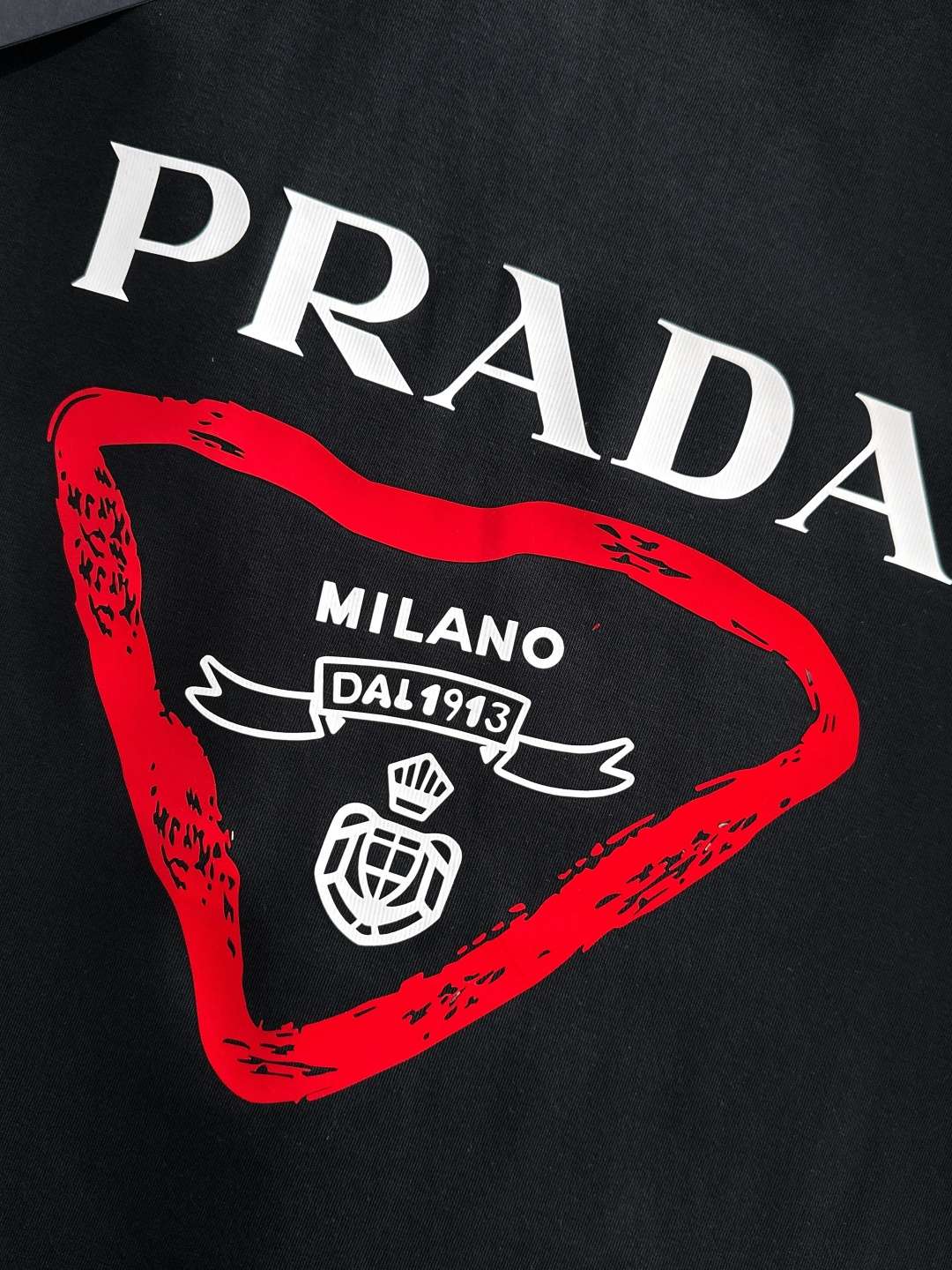 프라다(PRADA) 삼각 로고 그래픽 프린트 반팔 티셔츠 상의 의류