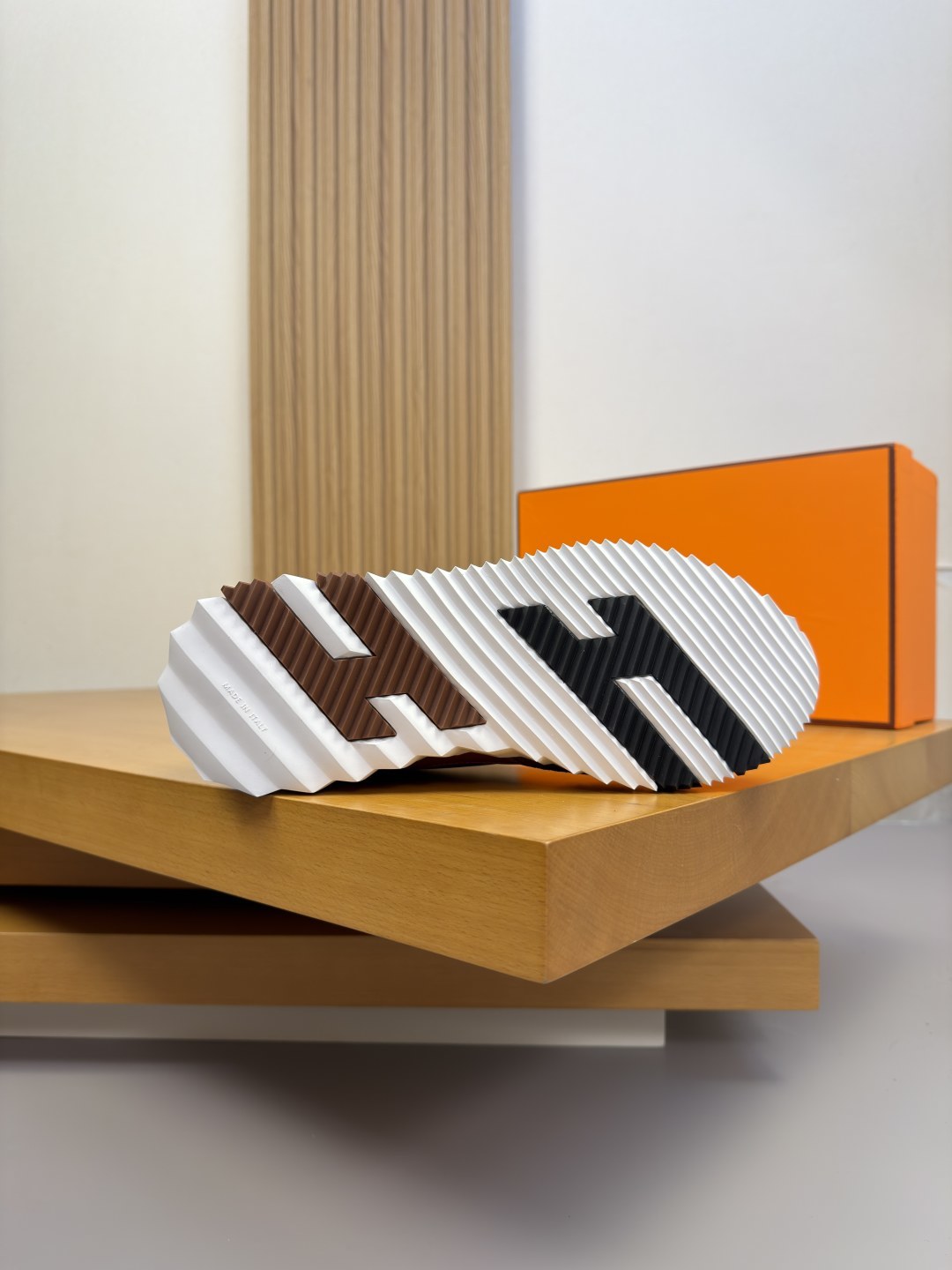 [Hermes] 에르메스 타공 나파 레더 스니커즈 신발