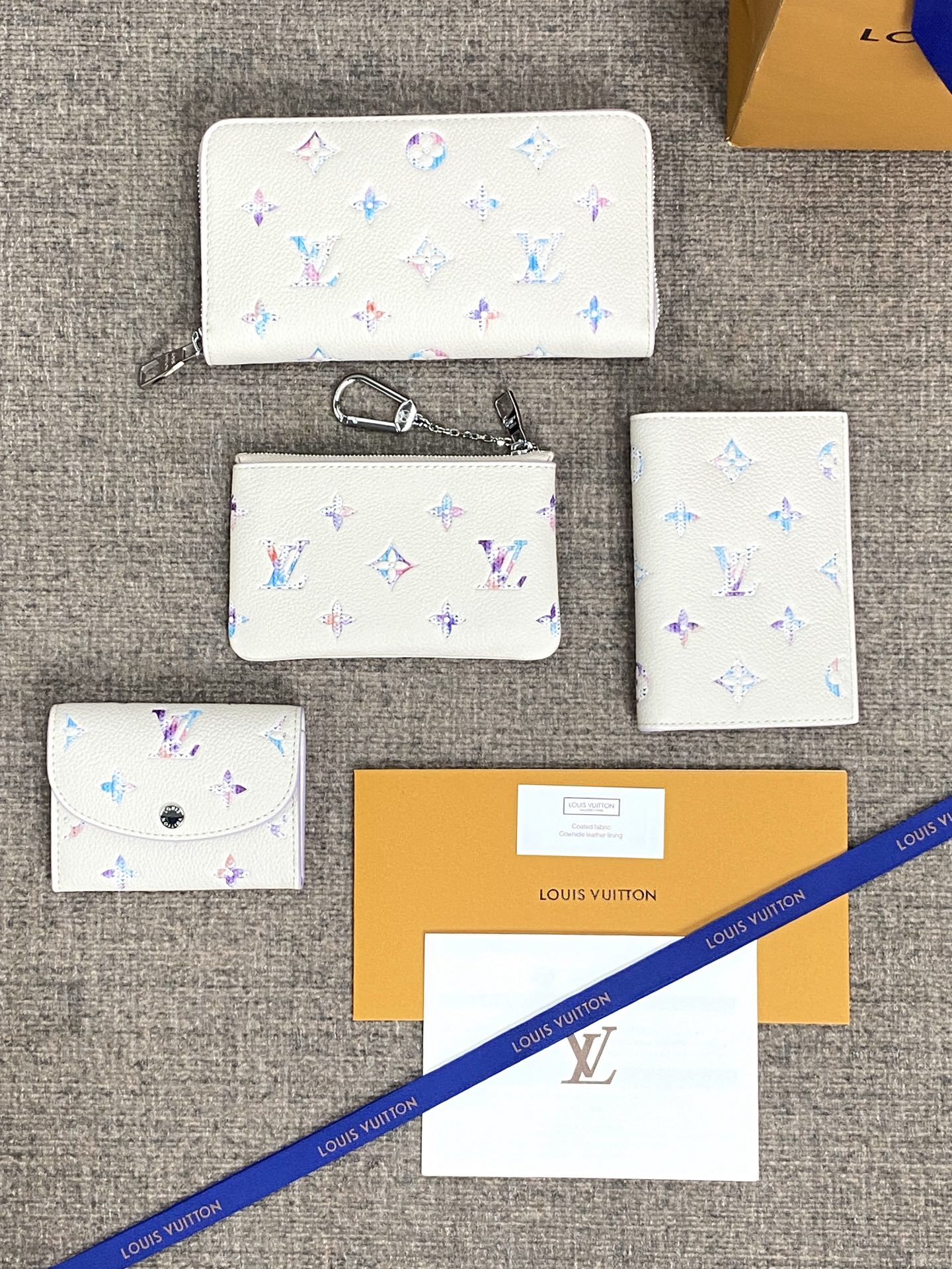 [Louis Vuitton] LV 루이비통 엠프레인 마카롱 그라데이션 패스포트 홀더 지갑 M29811