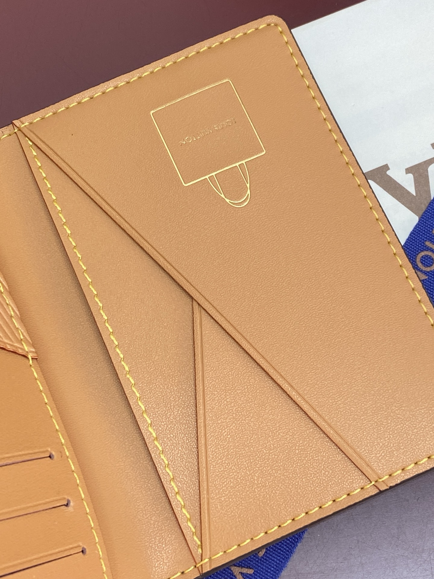 [Louis Vuitton] LV Packaging 루이비통 쇼퍼백 모티브 포켓 월렛 모노그램 (칩 내장형) 지갑 M2A495