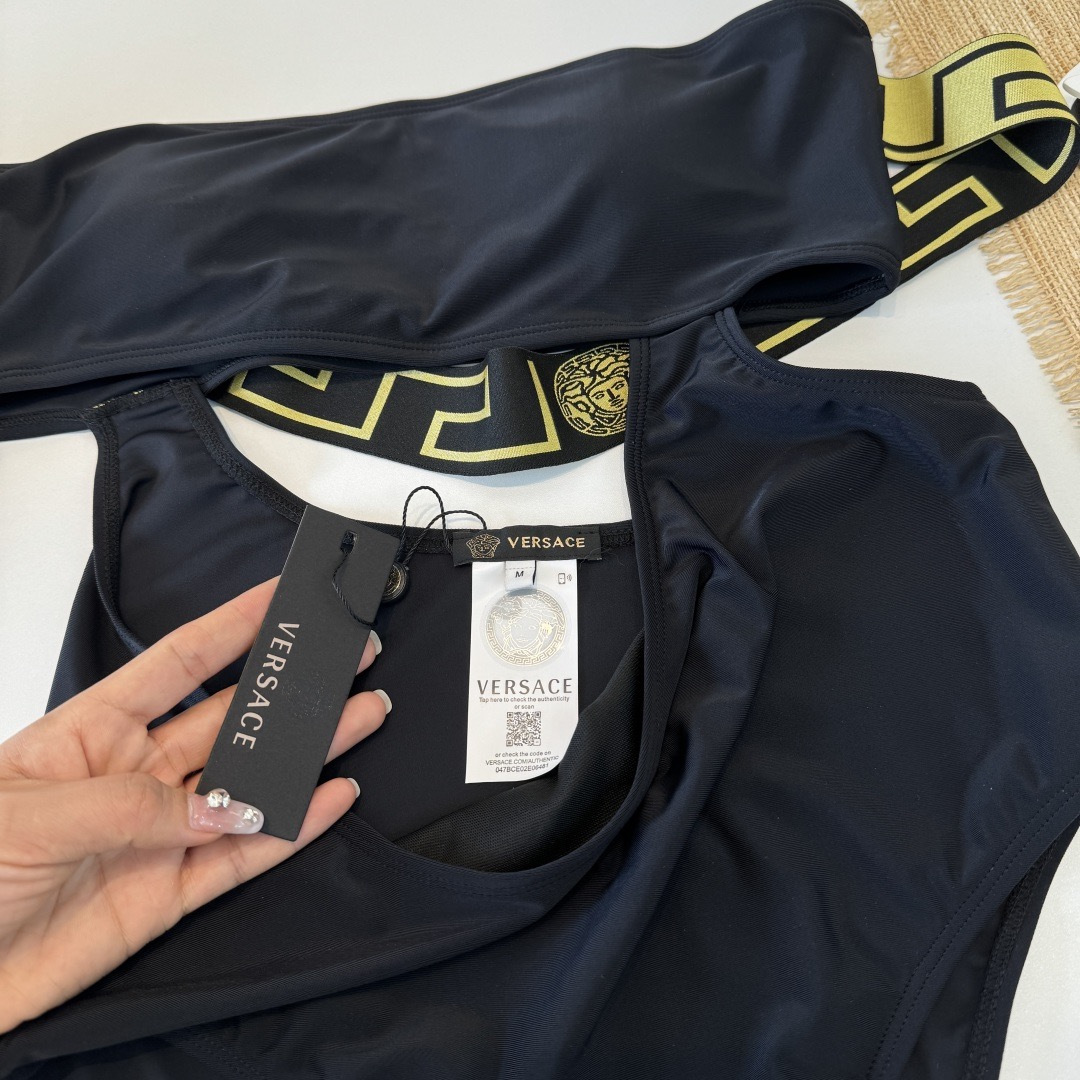 베르사체(VERSACE) 원숄더 컷아웃 수영복 의류