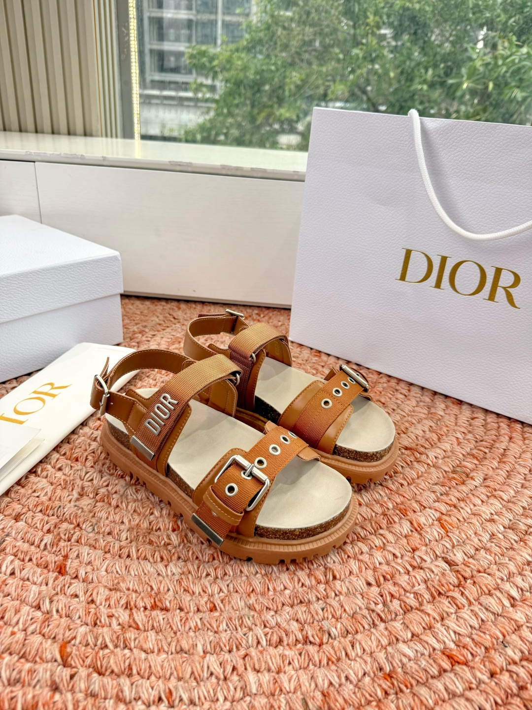디올(DIOR) CD 버클 샌들 신발