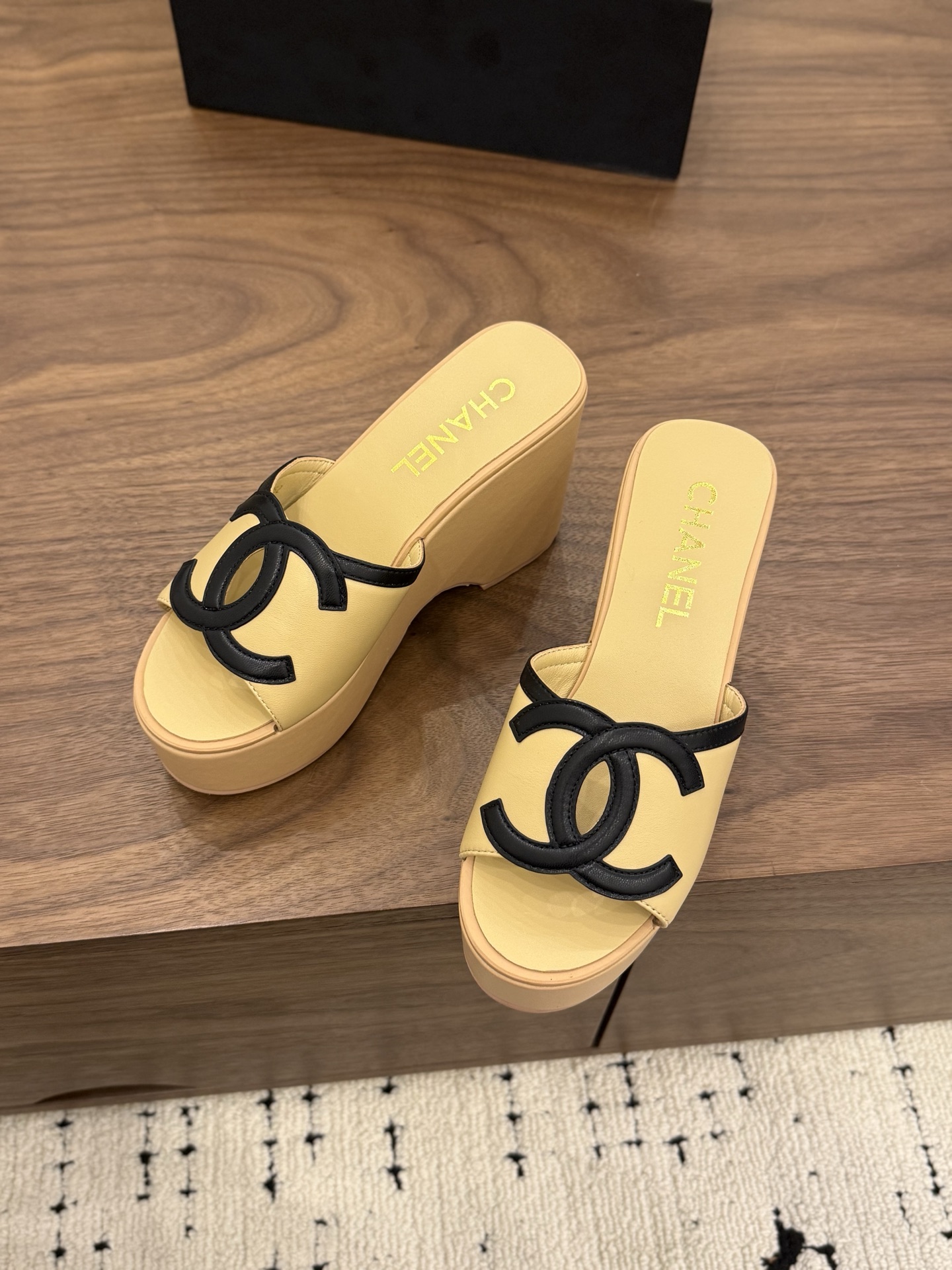 샤넬(CHANEL) 로고 플랫폼 웨지 슬리퍼 신발