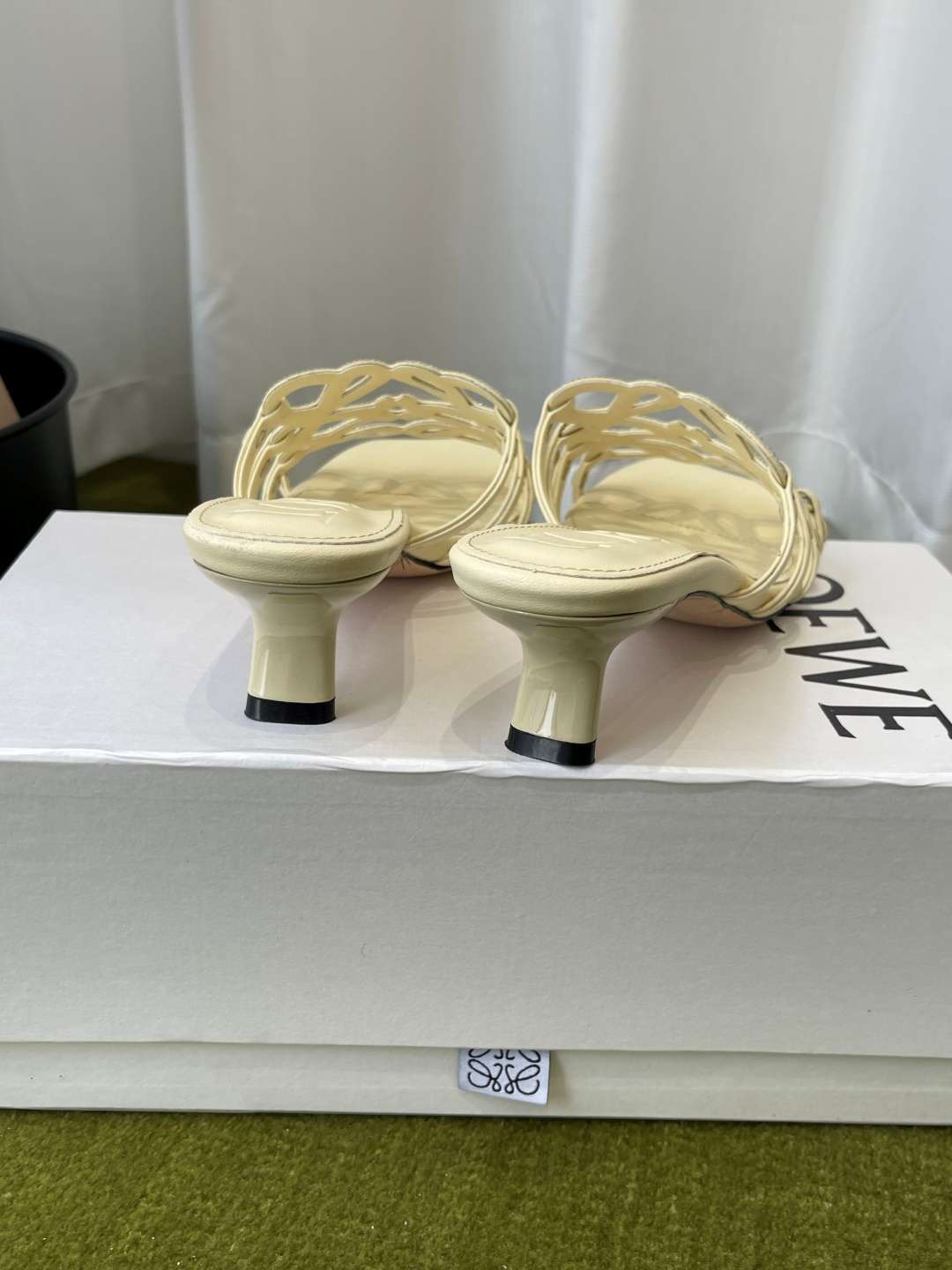 로에베(LOEWE) 아나그램 라인스톤 미들 힐 신발