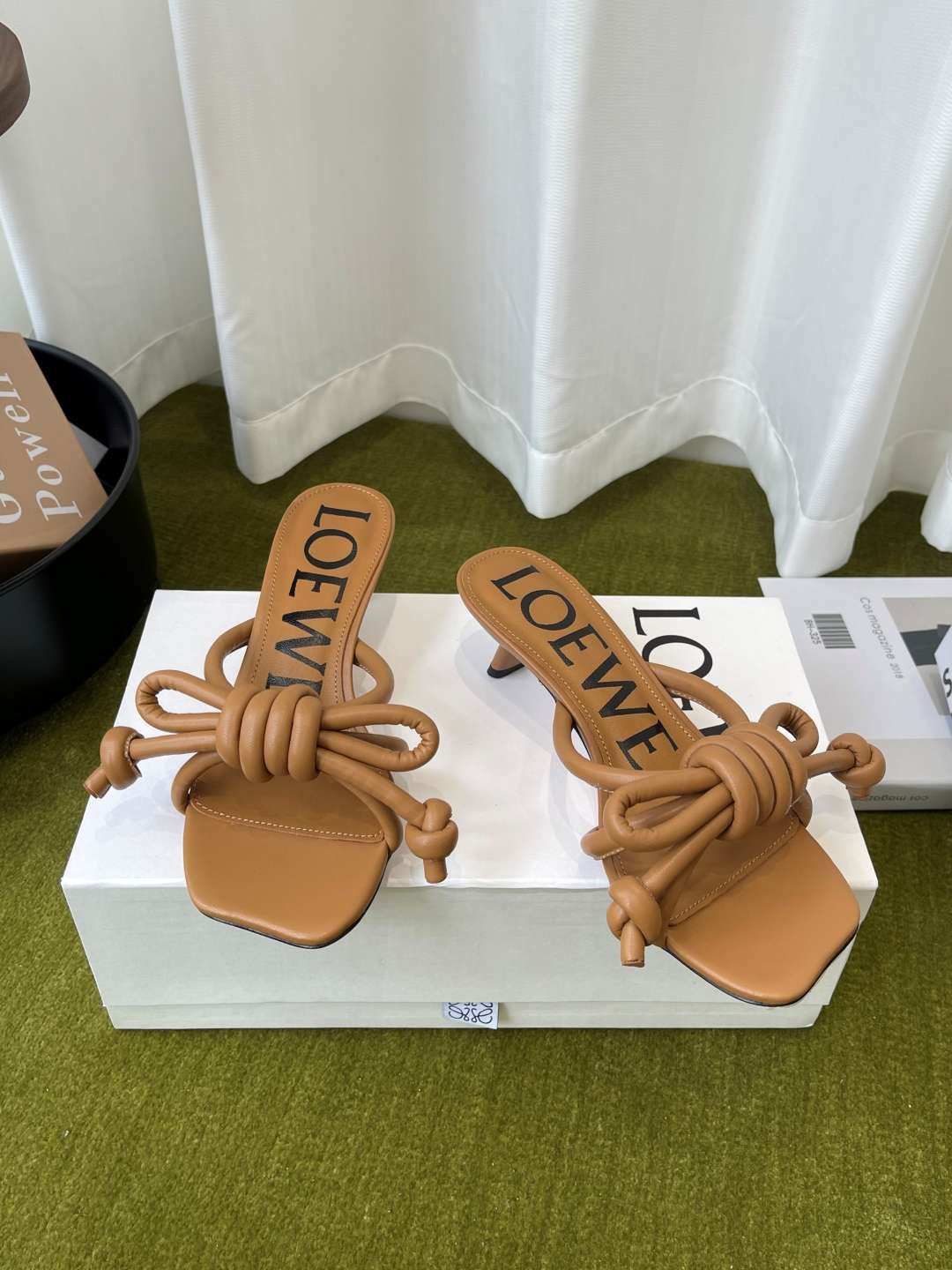 로에베(LOEWE) 리본 매듭 스트랩 미들힐 신발