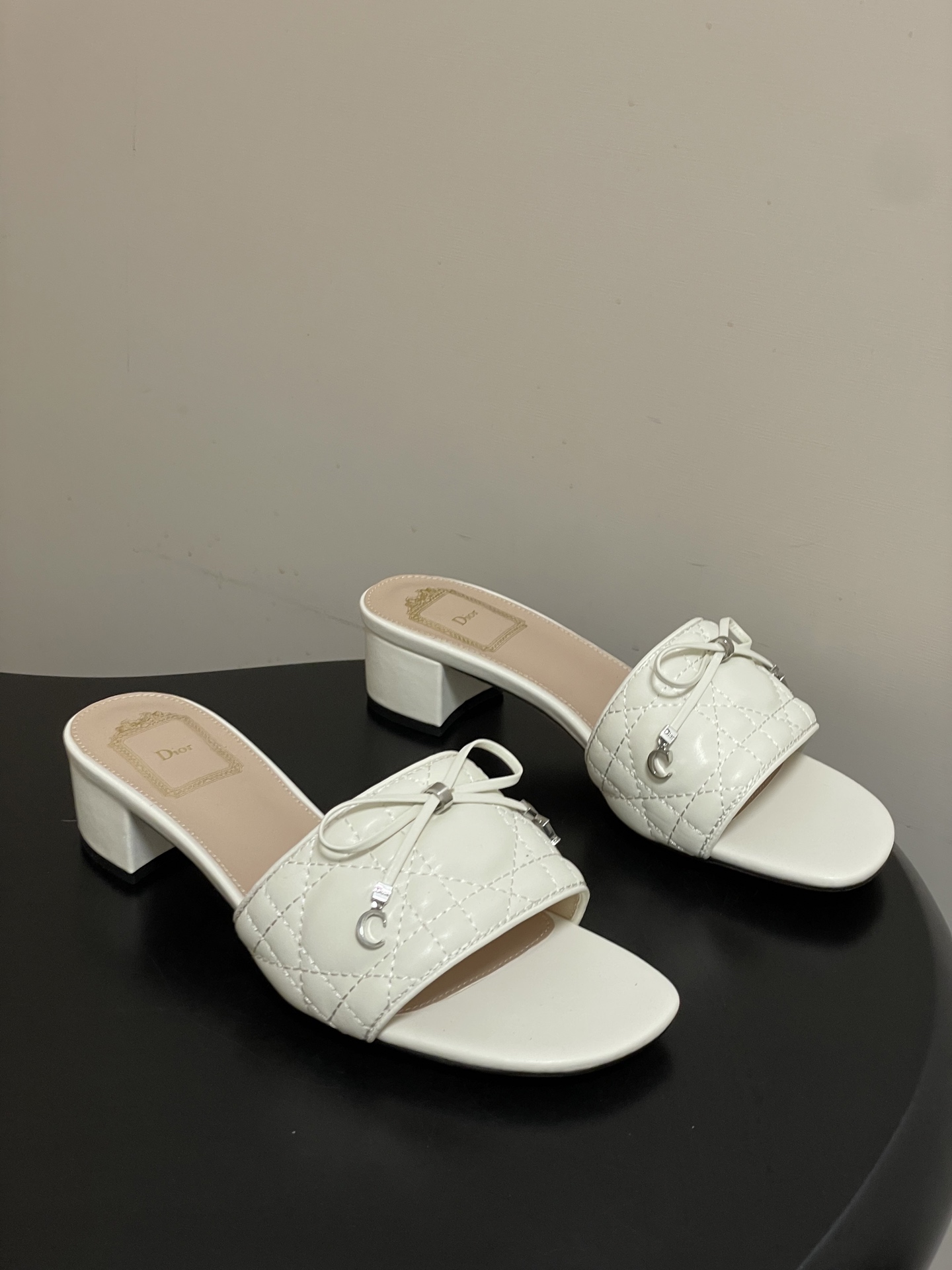 디올(DIOR) 퀼팅 리본 미들굽 슬리퍼 신발