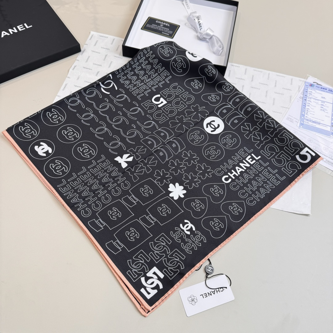 샤넬(CHANEL) 럭키 클로버 실크 목도리 스카프