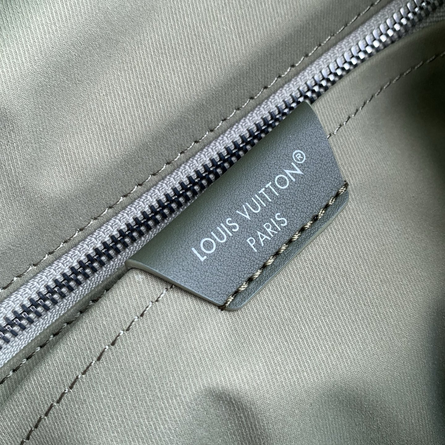 LOUIS VUITTON LV 루이비통 크리스토퍼 MM 백팩 (모노그램 이클립스 캔버스) 가방