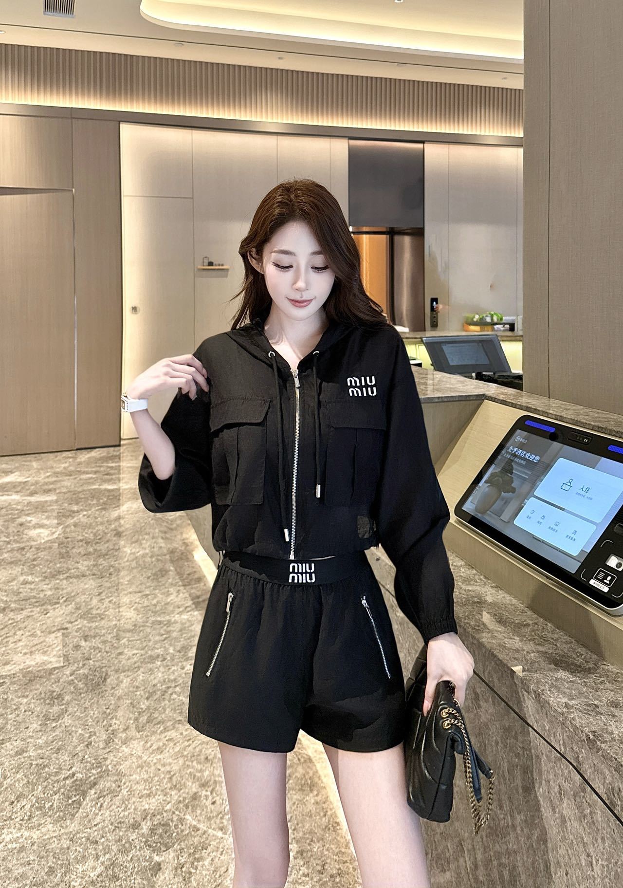 miumiu 미우미우 26SS 하이엔드 텍스처 바람막이 선케어 자켓 재킷 + 반바지 세트업 의류