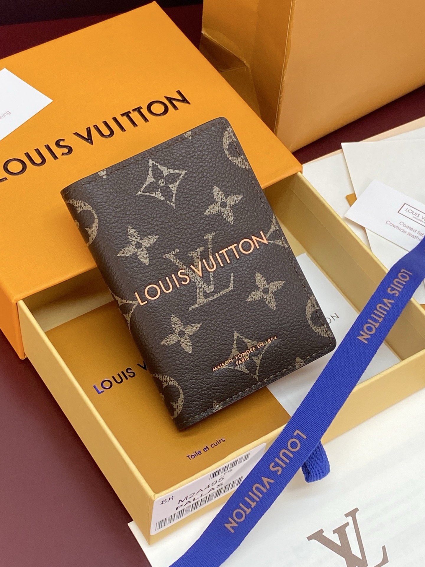 [Louis Vuitton] LV Packaging 루이비통 쇼퍼백 모티브 포켓 월렛 모노그램 (칩 내장형) 지갑 M2A495
