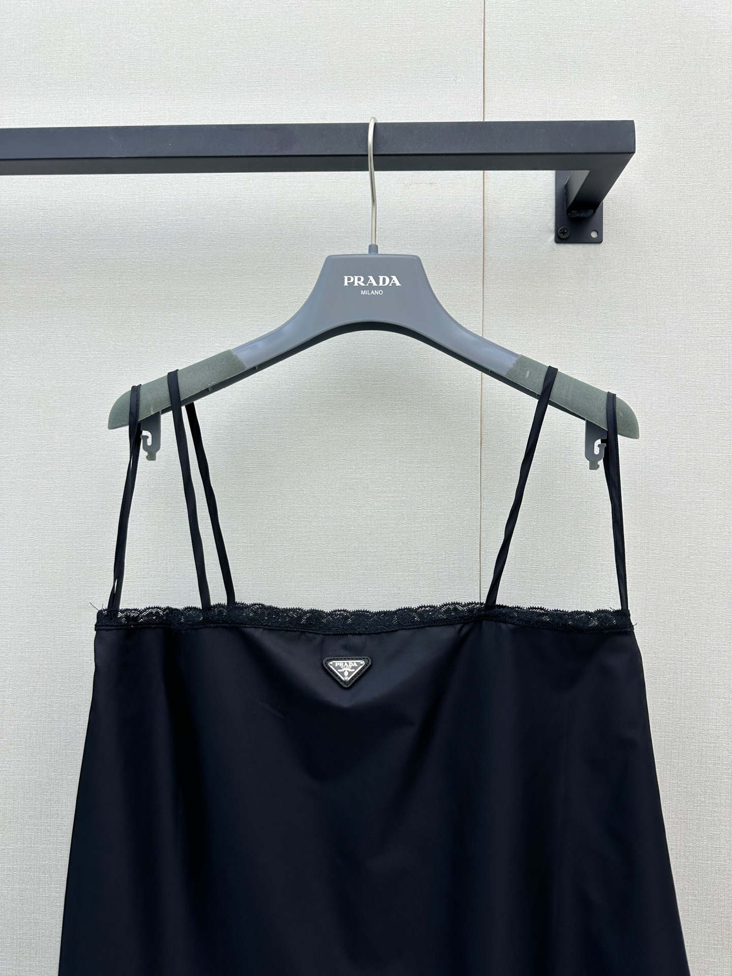 프라다(PRADA) 삼각 로고 레이스 나일론 슬립 원피스 의류