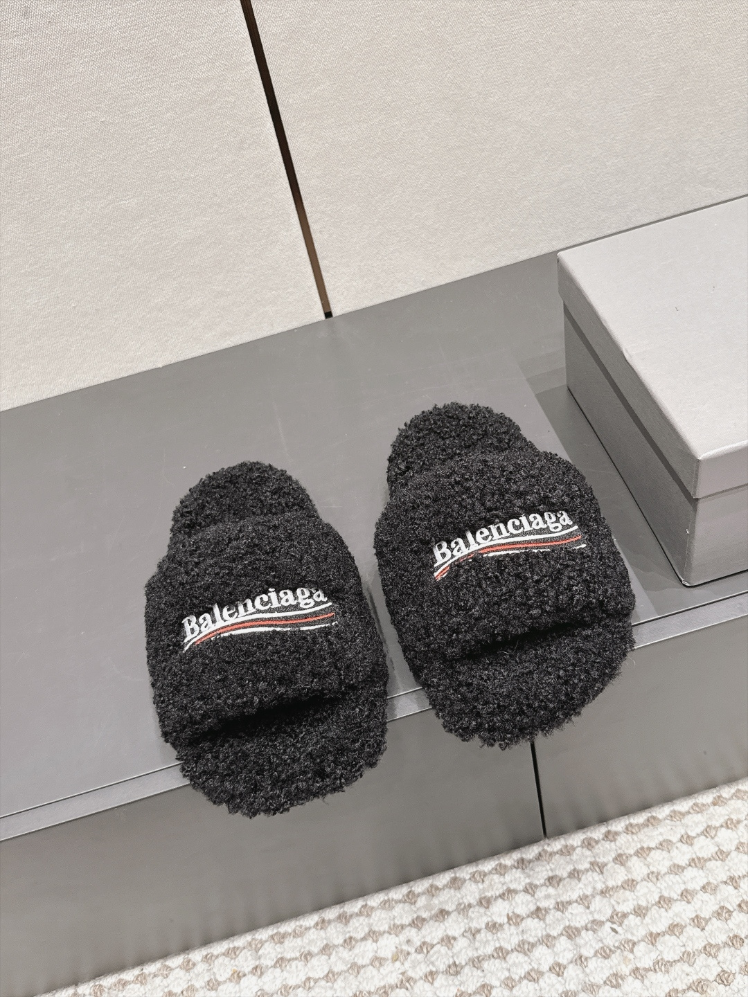발렌시아가(BALENCIAGA) 퍼 플랫폼 슬리퍼 신발