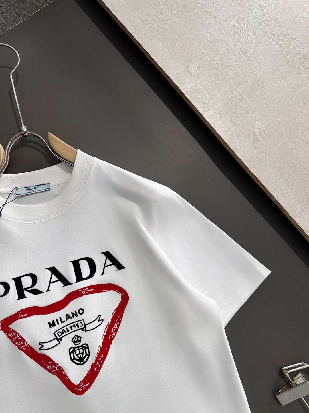 프라다(PRADA) 삼각 로고 그래픽 프린트 반팔 티셔츠 상의 의류