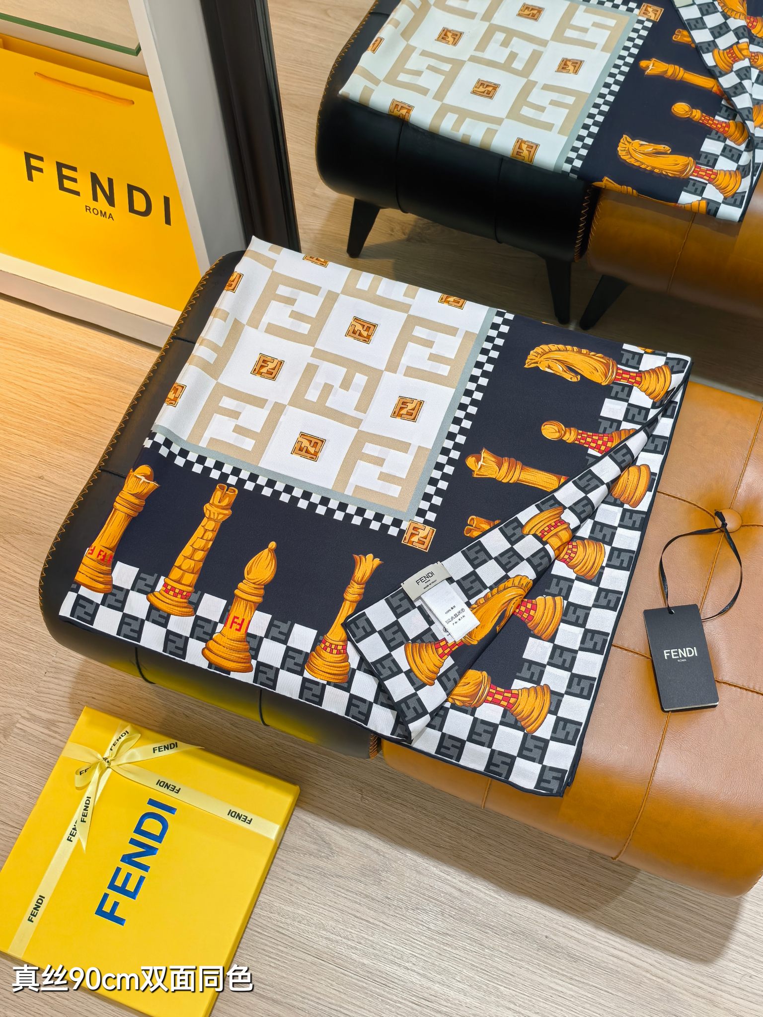 펜디(FENDI) 체스 모티브 실크 목도리 스카프