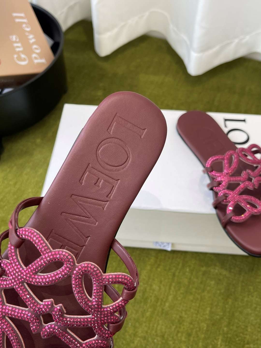 로에베(LOEWE) 라인스톤 스퀘어토 플랫 슬리퍼 신발