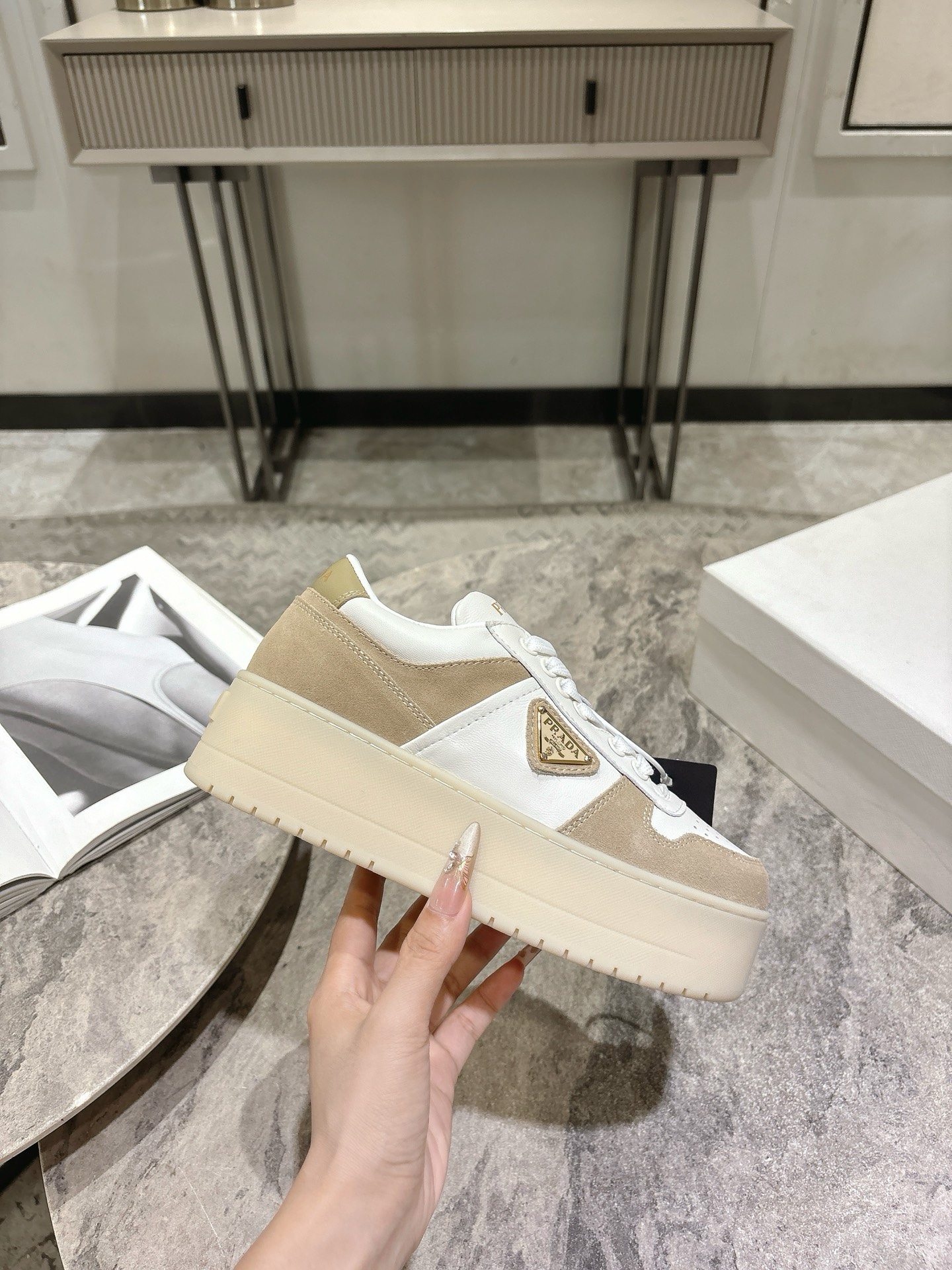 프라다(PRADA) 삼각 로고 플랫폼 스니커즈 신발